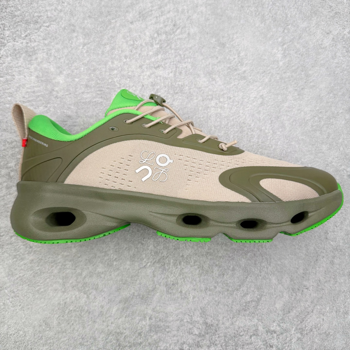 ＃莞产 LOEWE罗意威 x ON昂跑 联名款 Cloudsolo系列 •原鞋一致橡胶底 原版高弹MD 加爆米花料 •正确后跟小蛮腰 •Logo立体有光泽度 •正确鞋头饱满立体 •鞋舌TPU立体高频 •正确鞋面网布多层厚实材料 •后跟织带高频立体 织带上浆加硬 •正确鞋带头滴胶柔软 •正确鞋垫前薄后厚有弹性（欧奈斯材料，非普通海玻璃） 尺码：36 36.5 37 37.5 38 38.5 39 40 40.5 41 42 42.5 43 44 44.5 45 46（真半码）-选品中心