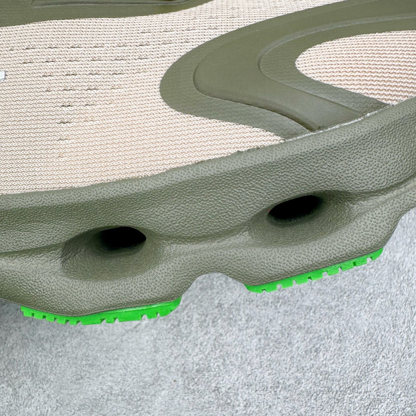 图片[19]-＃莞产 LOEWE罗意威 x ON昂跑 联名款 Cloudsolo系列 •原鞋一致橡胶底 原版高弹MD 加爆米花料 •正确后跟小蛮腰 •Logo立体有光泽度 •正确鞋头饱满立体 •鞋舌TPU立体高频 •正确鞋面网布多层厚实材料 •后跟织带高频立体 织带上浆加硬 •正确鞋带头滴胶柔软 •正确鞋垫前薄后厚有弹性（欧奈斯材料，非普通海玻璃） 尺码：36 36.5 37 37.5 38 38.5 39 40 40.5 41 42 42.5 43 44 44.5 45 46（真半码）-选品中心