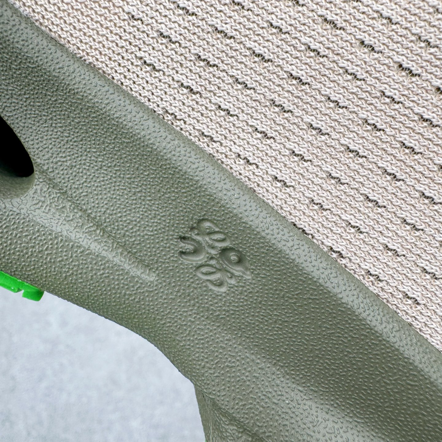 图片[20]-＃莞产 LOEWE罗意威 x ON昂跑 联名款 Cloudsolo系列 •原鞋一致橡胶底 原版高弹MD 加爆米花料 •正确后跟小蛮腰 •Logo立体有光泽度 •正确鞋头饱满立体 •鞋舌TPU立体高频 •正确鞋面网布多层厚实材料 •后跟织带高频立体 织带上浆加硬 •正确鞋带头滴胶柔软 •正确鞋垫前薄后厚有弹性（欧奈斯材料，非普通海玻璃） 尺码：36 36.5 37 37.5 38 38.5 39 40 40.5 41 42 42.5 43 44 44.5 45 46（真半码）-选品中心