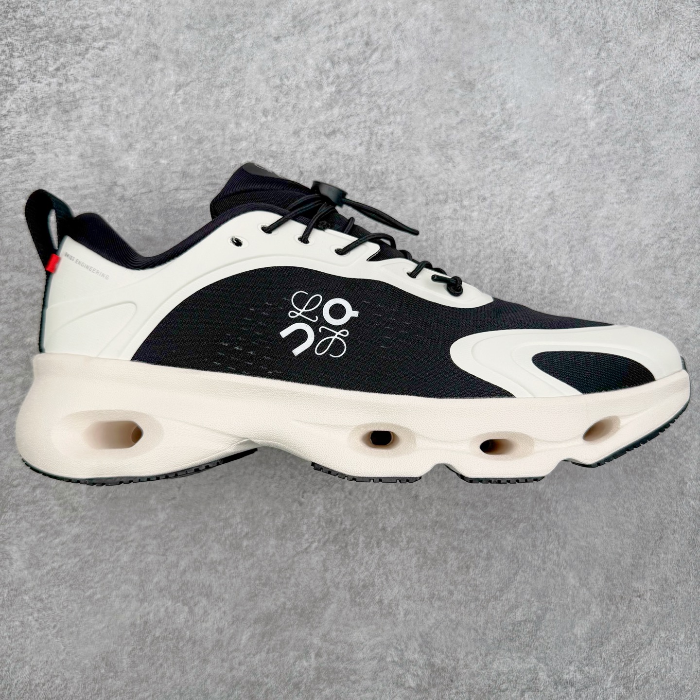 ＃莞产 LOEWE罗意威 x ON昂跑 联名款 Cloudsolo系列 •原鞋一致橡胶底 原版高弹MD 加爆米花料 •正确后跟小蛮腰 •Logo立体有光泽度 •正确鞋头饱满立体 •鞋舌TPU立体高频 •正确鞋面网布多层厚实材料 •后跟织带高频立体 织带上浆加硬 •正确鞋带头滴胶柔软 •正确鞋垫前薄后厚有弹性（欧奈斯材料，非普通海玻璃） 尺码：36 36.5 37 37.5 38 38.5 39 40 40.5 41 42 42.5 43 44 44.5 45 46（真半码）-选品中心