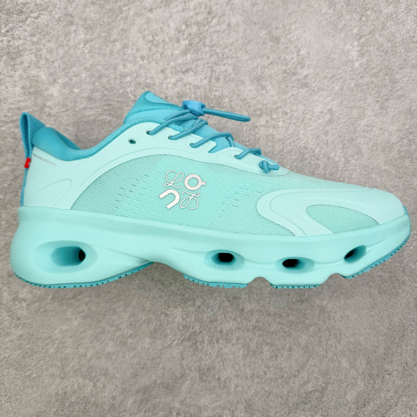 ＃莞产 LOEWE罗意威 x ON昂跑 联名款 Cloudsolo系列 •原鞋一致橡胶底 原版高弹MD 加爆米花料 •正确后跟小蛮腰 •Logo立体有光泽度 •正确鞋头饱满立体 •鞋舌TPU立体高频 •正确鞋面网布多层厚实材料 •后跟织带高频立体 织带上浆加硬 •正确鞋带头滴胶柔软 •正确鞋垫前薄后厚有弹性（欧奈斯材料，非普通海玻璃） 尺码：36 36.5 37 37.5 38 38.5 39 40 40.5 41 42 42.5 43 44 44.5 45 46（真半码）-选品中心