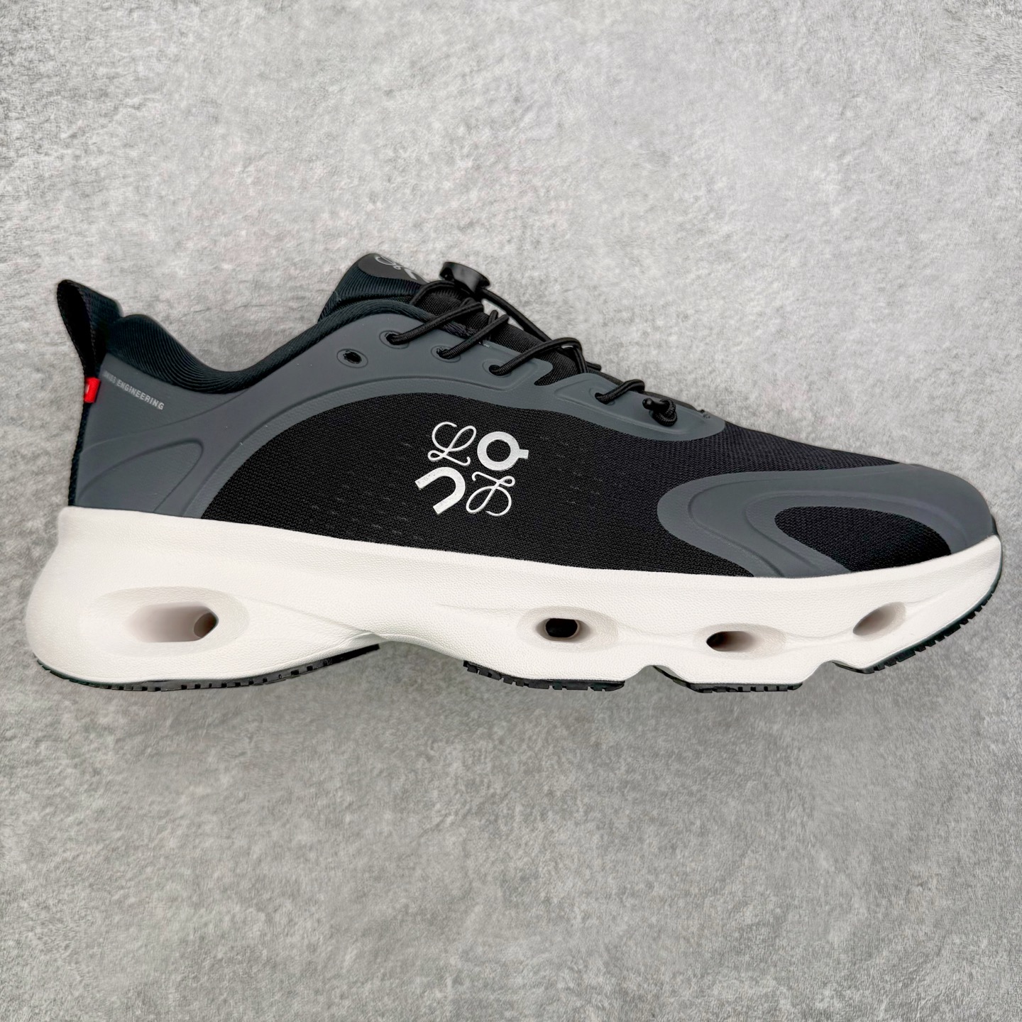 ＃莞产 LOEWE罗意威 x ON昂跑 联名款 Cloudsolo系列 •原鞋一致橡胶底 原版高弹MD 加爆米花料 •正确后跟小蛮腰 •Logo立体有光泽度 •正确鞋头饱满立体 •鞋舌TPU立体高频 •正确鞋面网布多层厚实材料 •后跟织带高频立体 织带上浆加硬 •正确鞋带头滴胶柔软 •正确鞋垫前薄后厚有弹性（欧奈斯材料，非普通海玻璃） 尺码：36 36.5 37 37.5 38 38.5 39 40 40.5 41 42 42.5 43 44 44.5 45 46（真半码）-选品中心