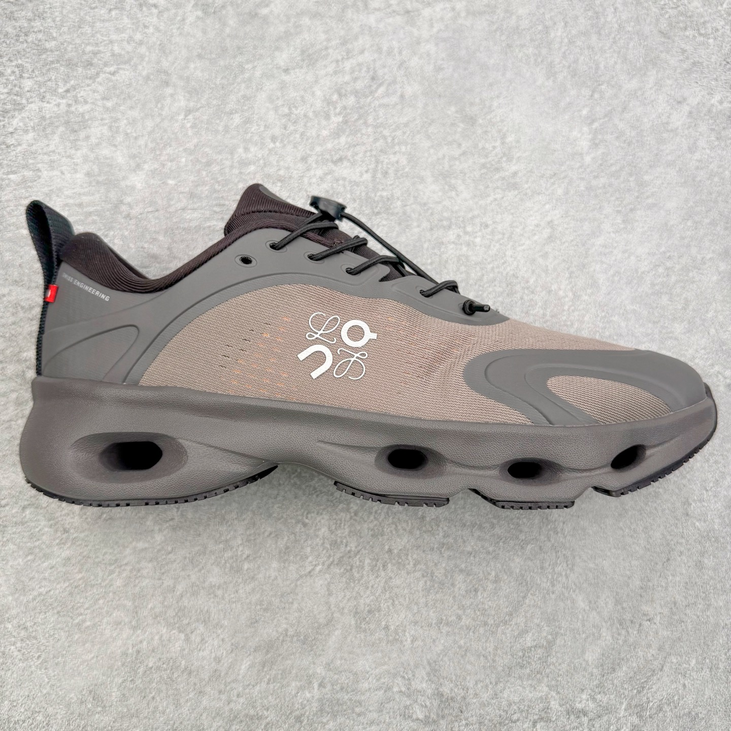 ＃莞产 LOEWE罗意威 x ON昂跑 联名款 Cloudsolo系列 •原鞋一致橡胶底 原版高弹MD 加爆米花料 •正确后跟小蛮腰 •Logo立体有光泽度 •正确鞋头饱满立体 •鞋舌TPU立体高频 •正确鞋面网布多层厚实材料 •后跟织带高频立体 织带上浆加硬 •正确鞋带头滴胶柔软 •正确鞋垫前薄后厚有弹性（欧奈斯材料，非普通海玻璃） 尺码：36 36.5 37 37.5 38 38.5 39 40 40.5 41 42 42.5 43 44 44.5 45 46（真半码）-选品中心