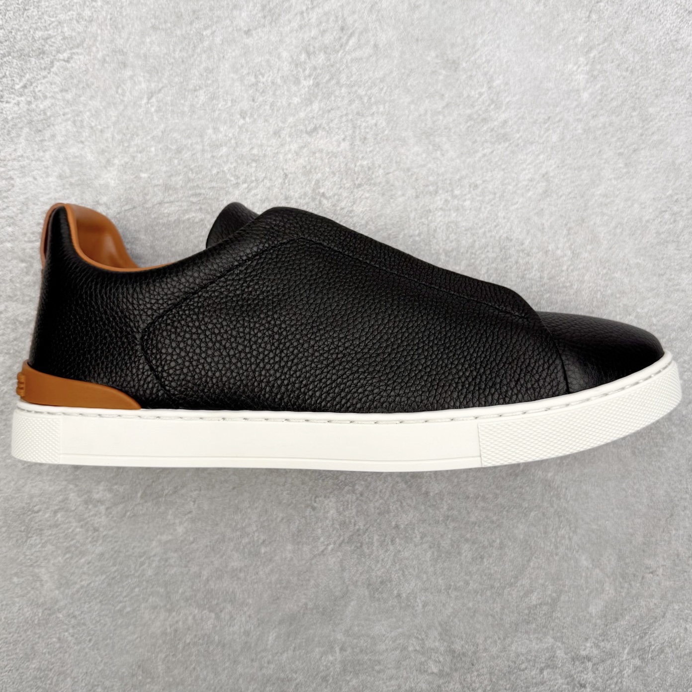 ＃零售版 Zegna Triple Stitch 杰尼亚皮革 圆头平底 低帮低帮运动鞋 摔花纹牛皮制成，饰以丰富的工艺细节，如骆马红棕色皮革嵌饰和手绘饰边。此优雅材质令这款动感十足的运动鞋转变为精致的休闲单品。耐用的橡胶鞋底可探索城市街道提供所有需的支持。版型和产品细节：摔花纹牛皮面料，双色宽罗纹针织鞋带满足不同场合搭配不同风格，小牛皮内裡，鞋垫。内底、徽标压纹皮革中底，高弹力记忆鞋垫和超轻橡胶人字纹防滑鞋底，穿着舒服不凡。鞋底周圈加车大底边线。显得匠心十足。尺码：39 40 41 42 43 44 45 46-选品中心