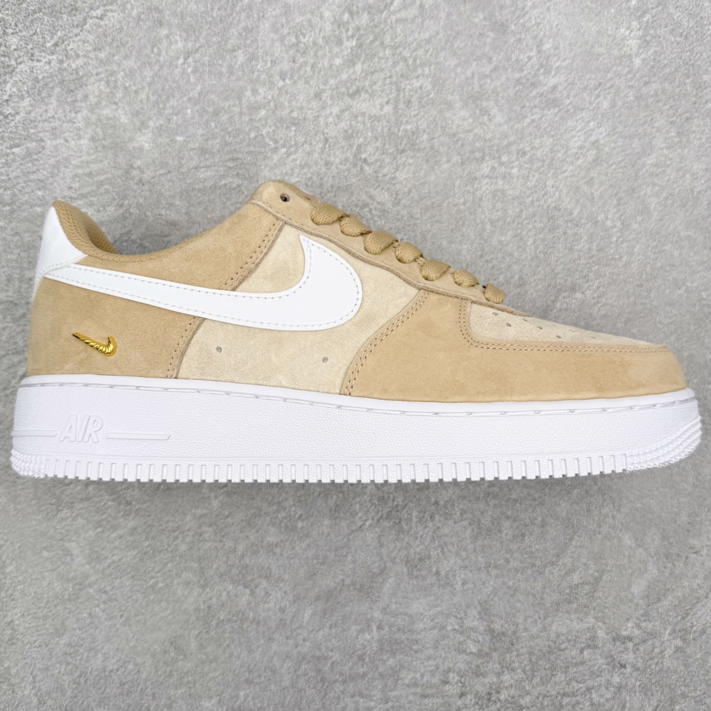 ＃XT纯原 NK Air Force 1 Low 空军一号时尚舒适防滑耐磨低帮板鞋 IQ9964-200 顶级批次 2022全新楦头鞋型 鱼鳞大底 历时开发三个月 清洁度完美 二维码鞋标 内置芯片及solo气垫 大底高度及其弧度依照正品 钢印 logo刺绣 鞋口弧度 鞋头长度 鞋面冲孔 鞋垫背胶及钢印 完美鞋型对比正品 每一处都是细节满满 柔软、弹性十足的缓震性能和出色的中底设计 横跨复古与现代的外型结合 造就出风靡全球 三十多年的Force 1 直到今天还深受青睐 实拍调校N版已经零色差零失真 百分百还原实物色彩所见即所得 不存在货不对板色差等低级问题 选购参考实物拍摄 不混卖不参货 只用心做好货严格选品 承诺混一赔十 尺码：36 36.5 37.5 38 38.5 39 40 40.5 41 42 42.5 43 44 44.5 45-选品中心