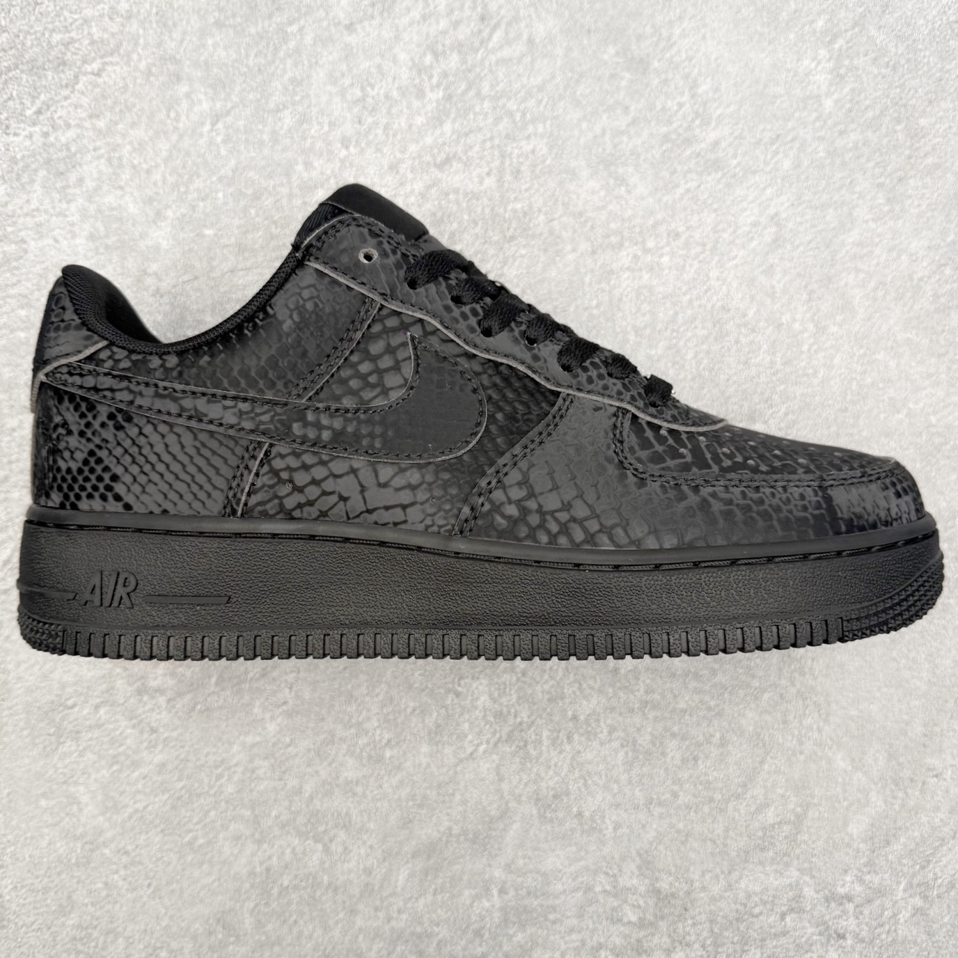 ＃XT纯原 NK Air Force 1 Low 空军一号时尚舒适防滑耐磨低帮板鞋 IB0018-001 顶级批次 2022全新楦头鞋型 鱼鳞大底 历时开发三个月 清洁度完美 二维码鞋标 内置芯片及solo气垫 大底高度及其弧度依照正品 钢印 logo刺绣 鞋口弧度 鞋头长度 鞋面冲孔 鞋垫背胶及钢印 完美鞋型对比正品 每一处都是细节满满 柔软、弹性十足的缓震性能和出色的中底设计 横跨复古与现代的外型结合 造就出风靡全球 三十多年的Force 1 直到今天还深受青睐 实拍调校N版已经零色差零失真 百分百还原实物色彩所见即所得 不存在货不对板色差等低级问题 选购参考实物拍摄 不混卖不参货 只用心做好货严格选品 承诺混一赔十 尺码：36 36.5 37.5 38 38.5 39 40 40.5 41 42 42.5 43 44 44.5 45-选品中心