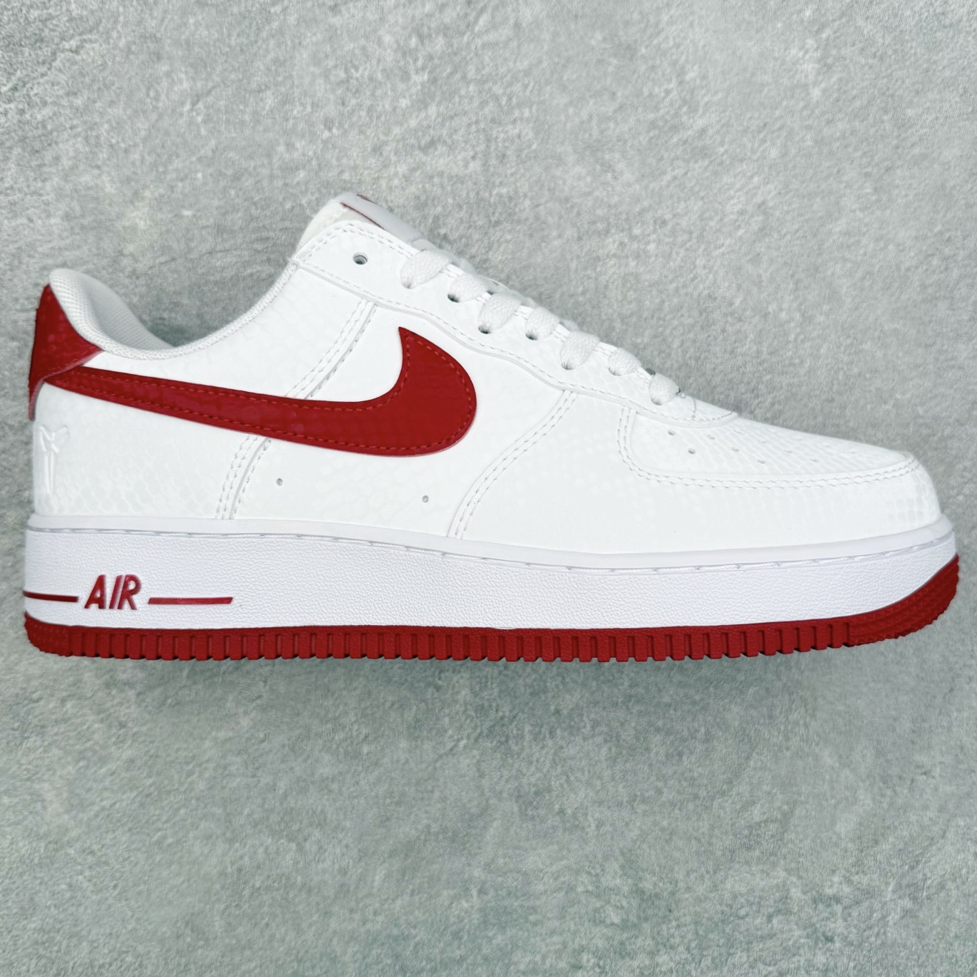 ＃XT纯原 NK Air Force 1 Low 空军一号时尚舒适防滑耐磨低帮板鞋 IB0018-101 顶级批次 2022全新楦头鞋型 鱼鳞大底 历时开发三个月 清洁度完美 二维码鞋标 内置芯片及solo气垫 大底高度及其弧度依照正品 钢印 logo刺绣 鞋口弧度 鞋头长度 鞋面冲孔 鞋垫背胶及钢印 完美鞋型对比正品 每一处都是细节满满 柔软、弹性十足的缓震性能和出色的中底设计 横跨复古与现代的外型结合 造就出风靡全球 三十多年的Force 1 直到今天还深受青睐 实拍调校N版已经零色差零失真 百分百还原实物色彩所见即所得 不存在货不对板色差等低级问题 选购参考实物拍摄 不混卖不参货 只用心做好货严格选品 承诺混一赔十 尺码：36 36.5 37.5 38 38.5 39 40 40.5 41 42 42.5 43 44 44.5 45-选品中心