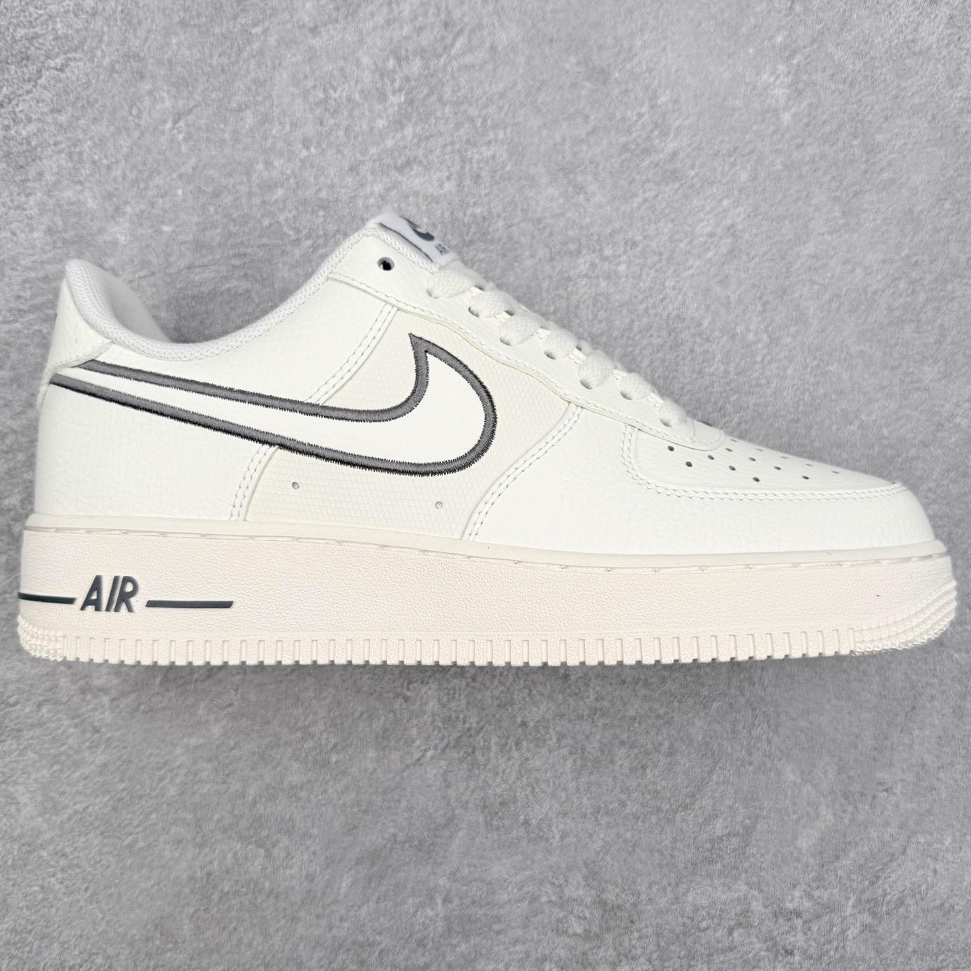 ＃XT纯原 NK Air Force 1 Low 空军一号时尚舒适防滑耐磨低帮板鞋 IB7677-101 顶级批次 2022全新楦头鞋型 鱼鳞大底 历时开发三个月 清洁度完美 二维码鞋标 内置芯片及solo气垫 大底高度及其弧度依照正品 钢印 logo刺绣 鞋口弧度 鞋头长度 鞋面冲孔 鞋垫背胶及钢印 完美鞋型对比正品 每一处都是细节满满 柔软、弹性十足的缓震性能和出色的中底设计 横跨复古与现代的外型结合 造就出风靡全球 三十多年的Force 1 直到今天还深受青睐 实拍调校N版已经零色差零失真 百分百还原实物色彩所见即所得 不存在货不对板色差等低级问题 选购参考实物拍摄 不混卖不参货 只用心做好货严格选品 承诺混一赔十 尺码：36 36.5 37.5 38 38.5 39 40 40.5 41 42 42.5 43 44 44.5 45-选品中心