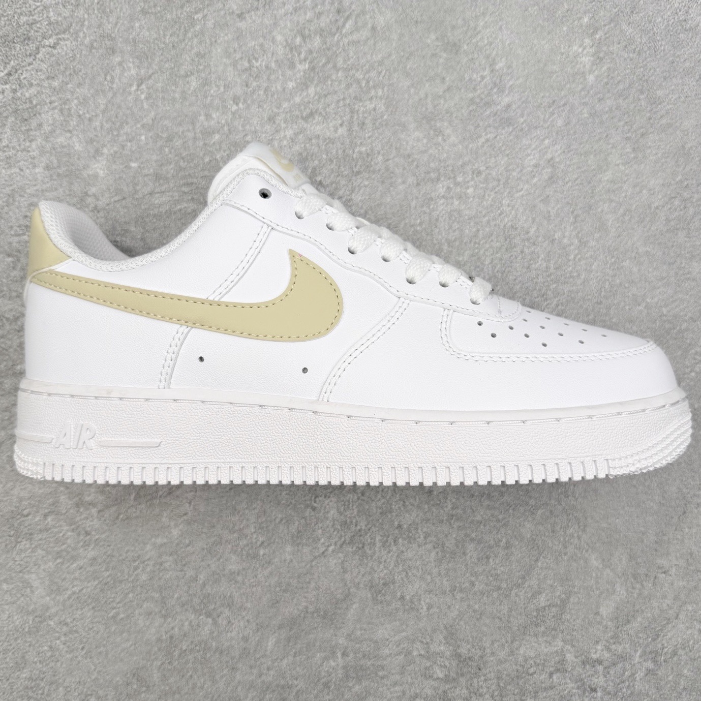 ＃XT纯原 NK Air Force 1 Low 空军一号时尚舒适防滑耐磨低帮板鞋 FJ4146-120 顶级批次 2022全新楦头鞋型 鱼鳞大底 历时开发三个月 清洁度完美 二维码鞋标 内置芯片及solo气垫 大底高度及其弧度依照正品 钢印 logo刺绣 鞋口弧度 鞋头长度 鞋面冲孔 鞋垫背胶及钢印 完美鞋型对比正品 每一处都是细节满满 柔软、弹性十足的缓震性能和出色的中底设计 横跨复古与现代的外型结合 造就出风靡全球 三十多年的Force 1 直到今天还深受青睐 实拍调校N版已经零色差零失真 百分百还原实物色彩所见即所得 不存在货不对板色差等低级问题 选购参考实物拍摄 不混卖不参货 只用心做好货严格选品 承诺混一赔十 尺码：36 36.5 37.5 38 38.5 39 40 40.5 41 42 42.5 43 44 44.5 45-选品中心