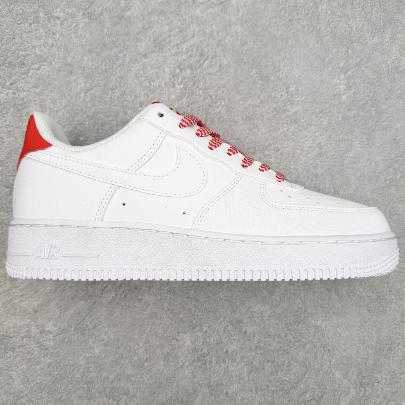 ＃XT纯原 NK Air Force 1 Low 空军一号时尚舒适防滑耐磨低帮板鞋 IB7167-103 顶级批次 2022全新楦头鞋型 鱼鳞大底 历时开发三个月 清洁度完美 二维码鞋标 内置芯片及solo气垫 大底高度及其弧度依照正品 钢印 logo刺绣 鞋口弧度 鞋头长度 鞋面冲孔 鞋垫背胶及钢印 完美鞋型对比正品 每一处都是细节满满 柔软、弹性十足的缓震性能和出色的中底设计 横跨复古与现代的外型结合 造就出风靡全球 三十多年的Force 1 直到今天还深受青睐 实拍调校N版已经零色差零失真 百分百还原实物色彩所见即所得 不存在货不对板色差等低级问题 选购参考实物拍摄 不混卖不参货 只用心做好货严格选品 承诺混一赔十 尺码：36 36.5 37.5 38 38.5 39 40 40.5 41 42 42.5 43 44 44.5 45-选品中心