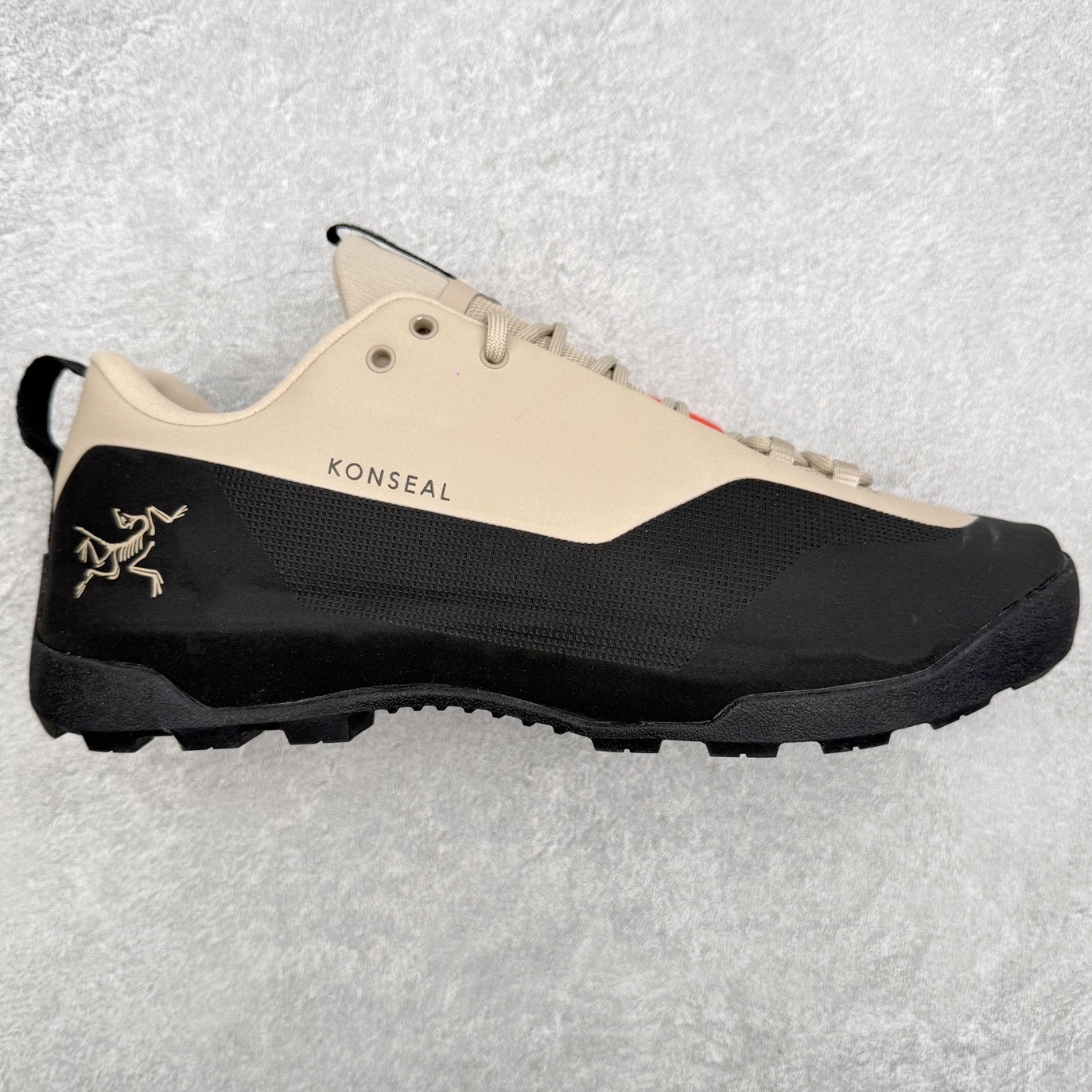 Arcteryx始祖鸟 Konseal 舒适简约百搭 防滑登山徒步鞋 Arcteryx中文名始祖鸟 加拿大户外服饰品牌 1989年创立于加拿大温哥华 始祖鸟来自加拿大海岸山脉 植根高山的专业户外品牌 始终秉承对精湛设计和工艺孜孜以求的准则 从1989年创立至今 Arcteryx始终不断在产品设计与做工上不惜工本 以满足始祖鸟的标准 品质、设计以及精简的理念造就了其良好的性能 并能满足严苛环境下的使用需求 尺码：39 40 41 42 43 44 45-选品中心