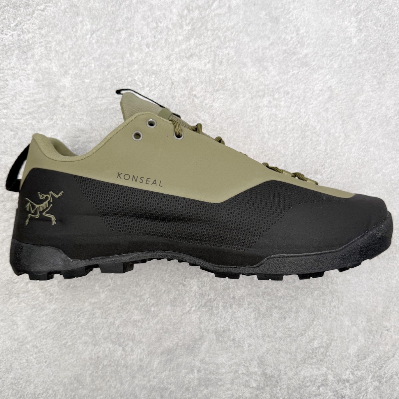 Arcteryx始祖鸟 Konseal 舒适简约百搭 防滑登山徒步鞋 Arcteryx中文名始祖鸟 加拿大户外服饰品牌 1989年创立于加拿大温哥华 始祖鸟来自加拿大海岸山脉 植根高山的专业户外品牌 始终秉承对精湛设计和工艺孜孜以求的准则 从1989年创立至今 Arcteryx始终不断在产品设计与做工上不惜工本 以满足始祖鸟的标准 品质、设计以及精简的理念造就了其良好的性能 并能满足严苛环境下的使用需求 尺码：39 40 41 42 43 44 45-选品中心