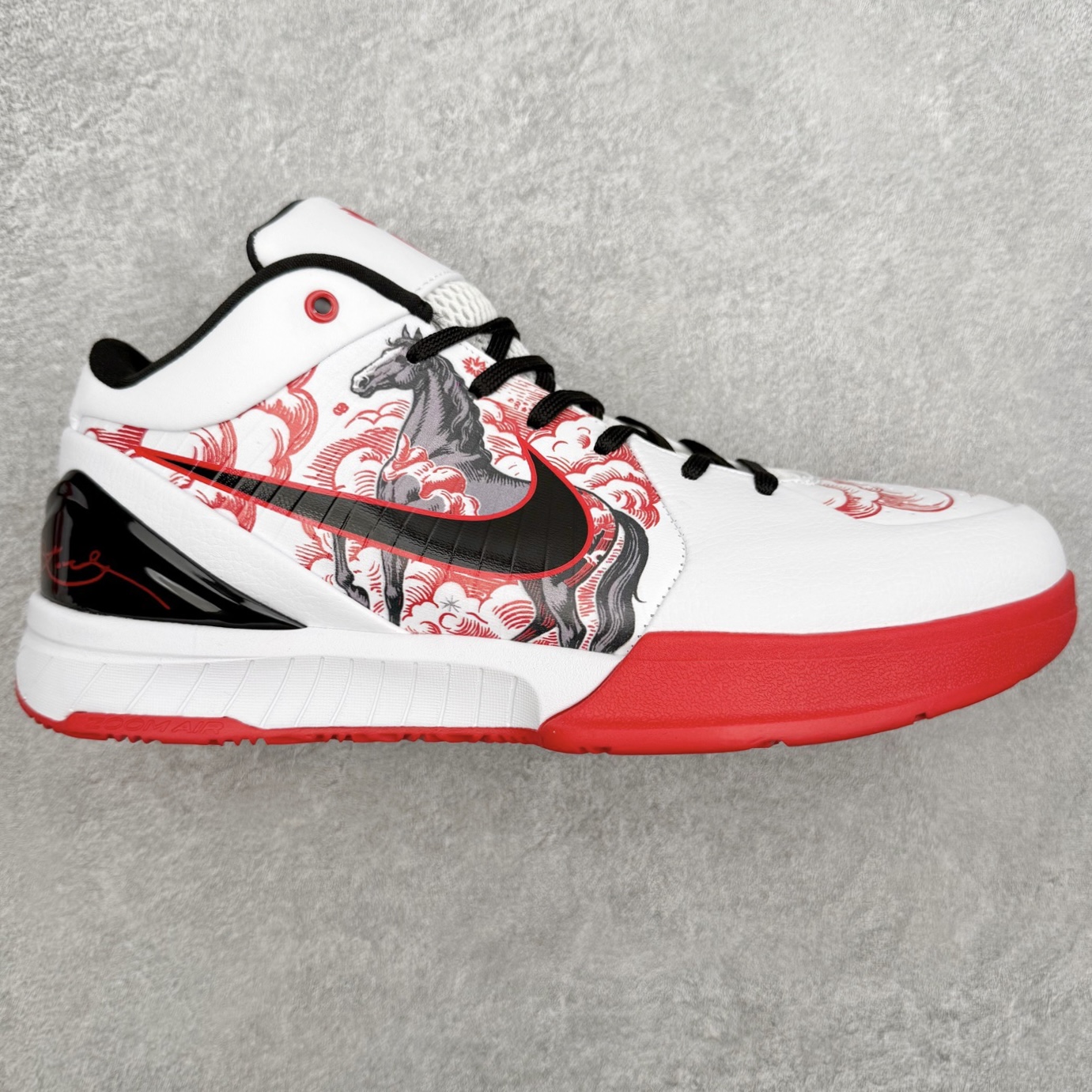 NK Zoom Kobe 4 Protro 科比四代实战篮球鞋 马年定制CYN配色 Eric Avar 这一次在设计中将轻盈发挥到了极致 鞋面采用了更加轻盈、更加强韧的创新的Flywire 2.0技术 球鞋重量更加轻质 重量仅为10.6盎司 内靴设计也使得穿着更加舒适 中底的配置则依日是可靠的zoom气垫和碳板的搭配 外底有个小细节令人十分喜欢 将纹路做成了心电图状 寓意科比对于篮球的喜爱 尺码：40 40.5 41 42 42.5 43 44 44.5 45 46-选品中心