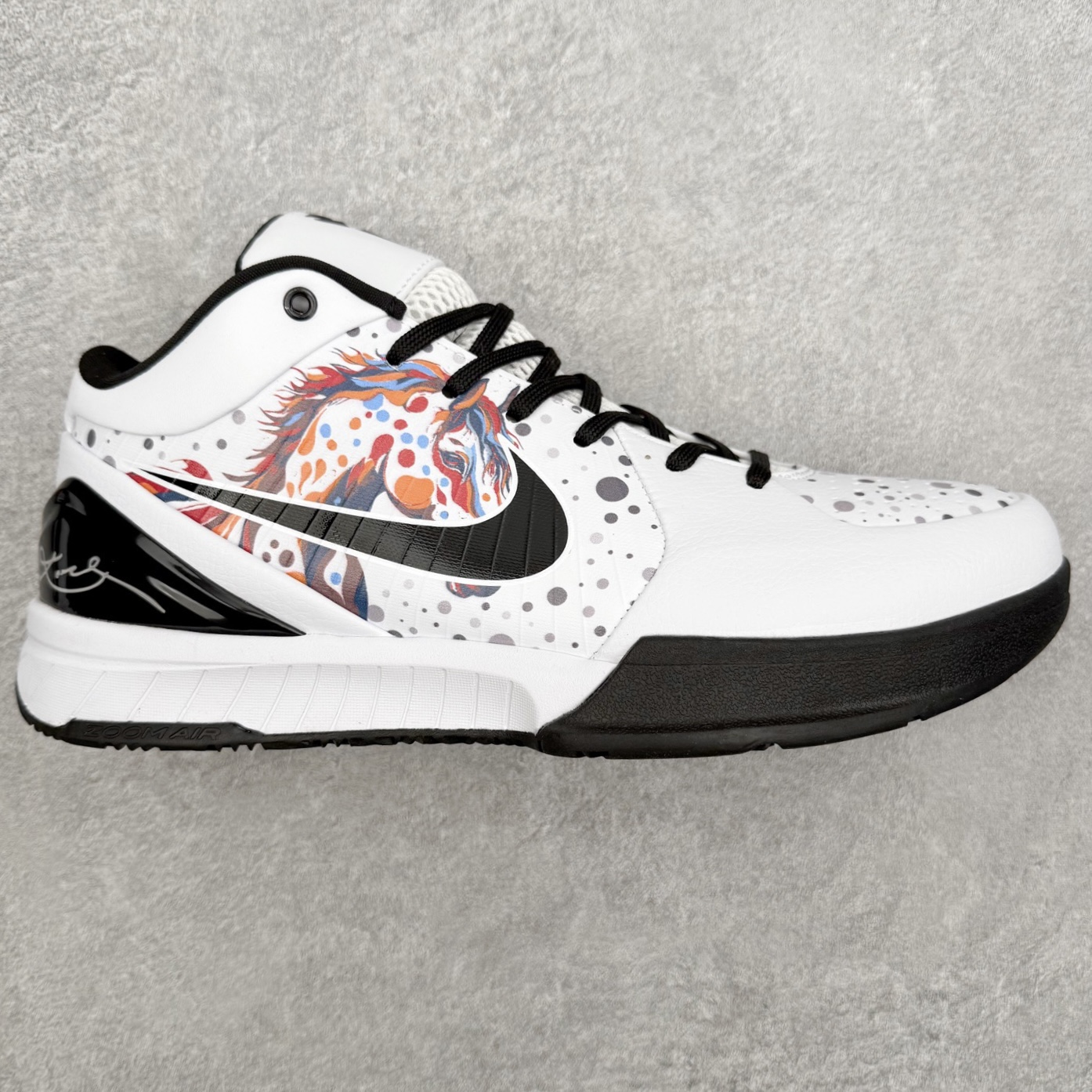 NK Zoom Kobe 4 Protro 科比四代实战篮球鞋 马年定制CYN配色 Eric Avar 这一次在设计中将轻盈发挥到了极致 鞋面采用了更加轻盈、更加强韧的创新的Flywire 2.0技术 球鞋重量更加轻质 重量仅为10.6盎司 内靴设计也使得穿着更加舒适 中底的配置则依日是可靠的zoom气垫和碳板的搭配 外底有个小细节令人十分喜欢 将纹路做成了心电图状 寓意科比对于篮球的喜爱 尺码：40 40.5 41 42 42.5 43 44 44.5 45 46-选品中心