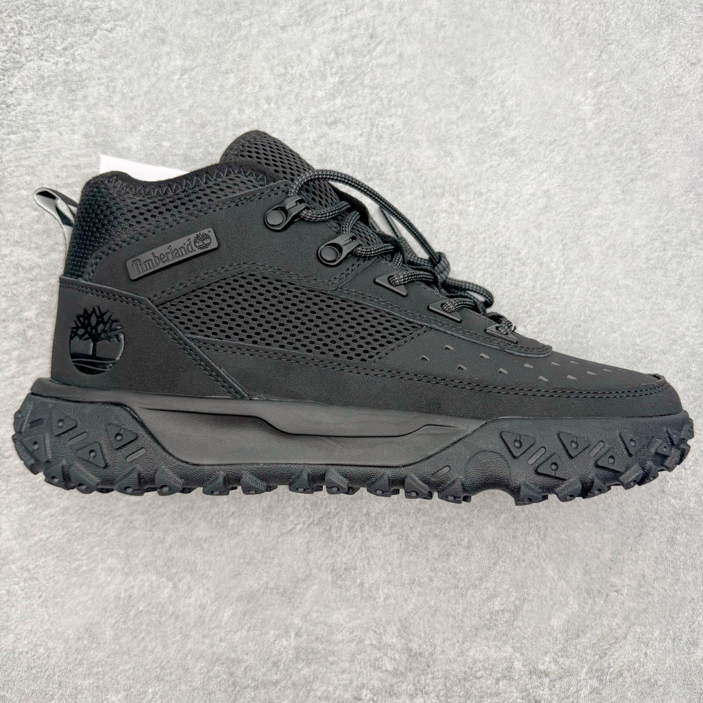 Timberland Greenstride Motion 6 添柏岚防滑耐磨低帮户外功能鞋 简约大方的造型设计，给人以随性休闲的时尚格调，穿着舒适轻便，运动灵活自如，满足日常个性穿搭。Timberland户外品牌最早成立于1918年的美国波士顿，它的成功故事就从第一双防水皮靴Yellow Boots开始。这双具备完全防水机能的靴子瞬间广受好评，他那独创又不失古典的款式，以及大胆使用黄色的崭新风格，吸引了广大消费者的目光。现今仍不改其原有风貌的这双黄靴，就是火遍全球的“大黄靴”。Timberland的高端工艺、实穿耐用等特点让他拥有绝对鞋界地位。尺码：40 41 41.5 42 43 43.5 44 44.5 45 45.5 46-选品中心