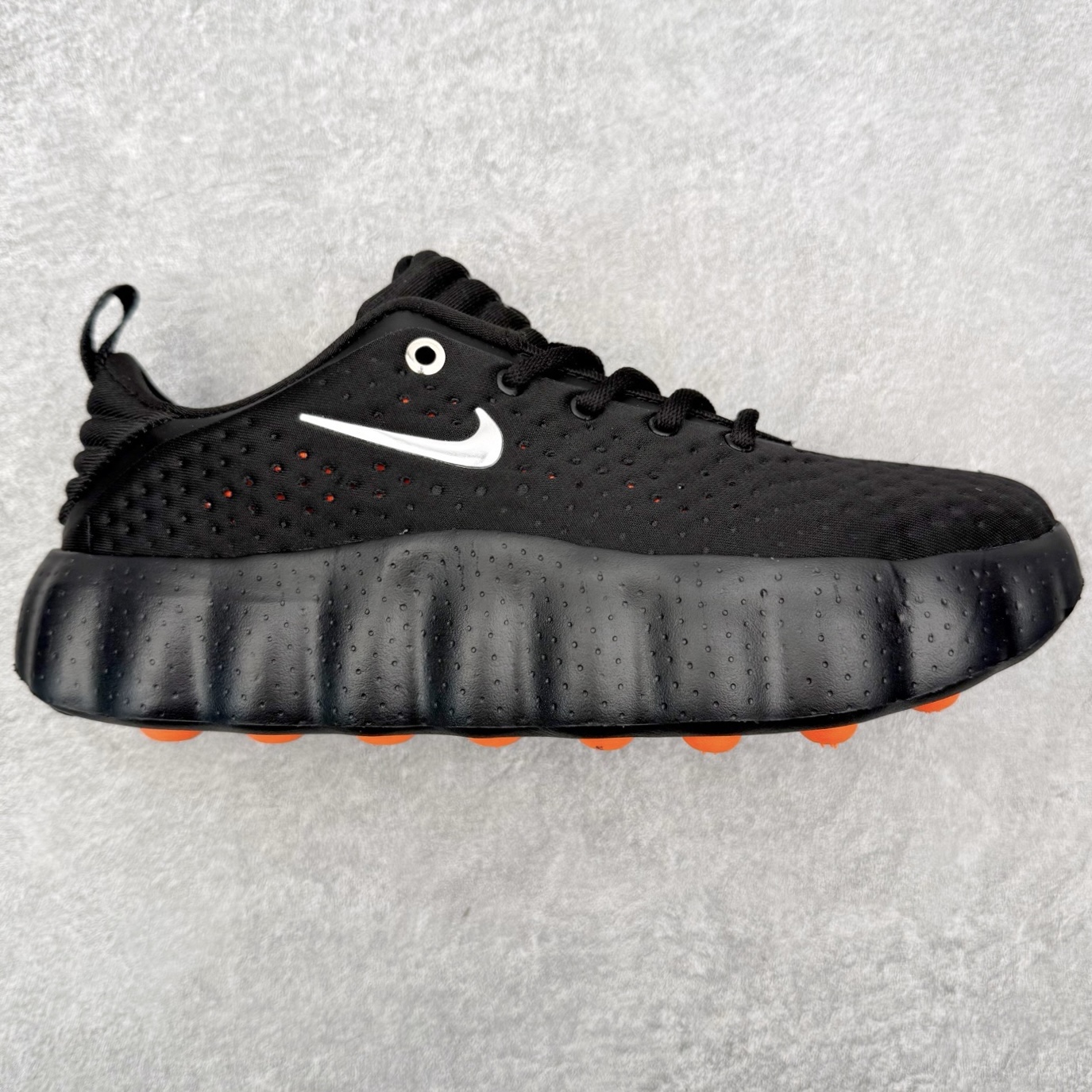 NK Mind 002 黑科技足底按摩舒适贴合训练鞋 HQ4310-001 该系列首作 Mind 001 从神经科学中汲取灵感，打造出一款不仅外观独特，更能为穿着者带来别样感知体验的球鞋，此次新作将继续延续此核心方向。历时十年打磨的 Mind 系列，承载着 Nike 对未来鞋款的愿景呈现。系列中的每双鞋，外底均由 22 个独立泡沫结节构成，旨在模拟赤足般的体验。这些结节通过与足底感官感受器的相互作用，从而促进人体的自然步态。实拍调校N版已经零色差零失真 百分百还原实物色彩所见即所得 不存在货不对板色差等低级问题 选购参考实物拍摄 不混卖不参货 只用心做好货严格选品 承诺混一赔十 尺码：36 36.5 37.5 38 38.5 39 40 40.5 41 42 42.5 43 44 44.5 45-选品中心