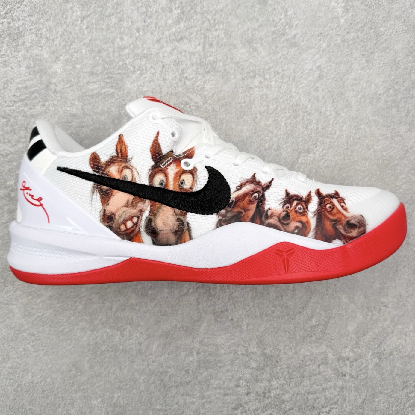 NK Zoom Kobe 8 Protro 科比八代实战篮球鞋 马年定制CYN配色 Eric Avar 这一次在设计中将轻盈发挥到了极致 鞋面采用了更加轻盈、更加强韧的创新的Flywire 2.0技术 球鞋重量更加轻质 重量仅为10.6盎司 内靴设计也使得穿着更加舒适 中底的配置则依日是可靠的zoom气垫和碳板的搭配 外底有个小细节令人十分喜欢 将纹路做成了心电图状 寓意科比对于篮球的喜爱 尺码：40 40.5 41 42 42.5 43 44 44.5 45 46-选品中心