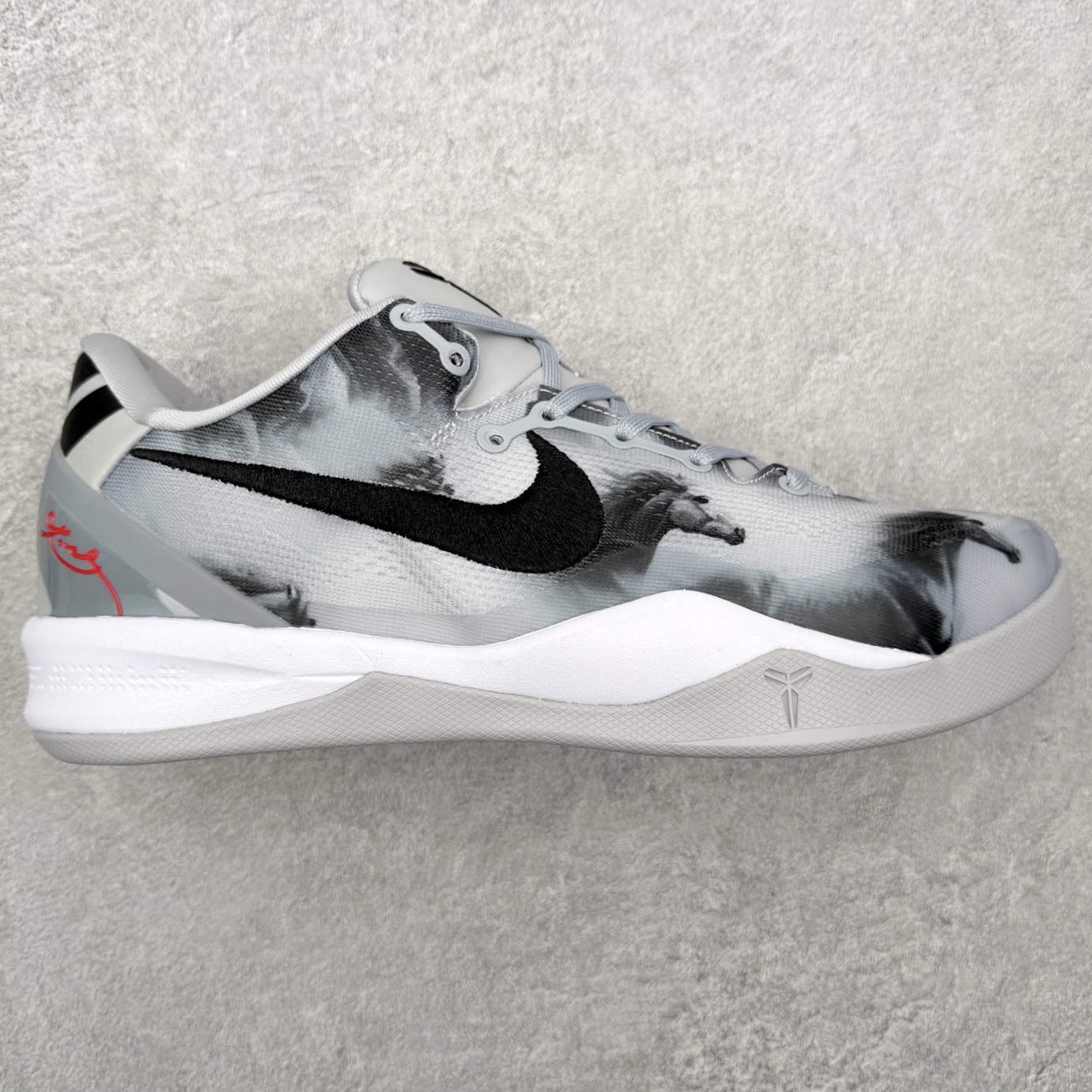 NK Zoom Kobe 8 Protro 科比八代实战篮球鞋 马年定制CYN配色 Eric Avar 这一次在设计中将轻盈发挥到了极致 鞋面采用了更加轻盈、更加强韧的创新的Flywire 2.0技术 球鞋重量更加轻质 重量仅为10.6盎司 内靴设计也使得穿着更加舒适 中底的配置则依日是可靠的zoom气垫和碳板的搭配 外底有个小细节令人十分喜欢 将纹路做成了心电图状 寓意科比对于篮球的喜爱 尺码：40 40.5 41 42 42.5 43 44 44.5 45 46-选品中心