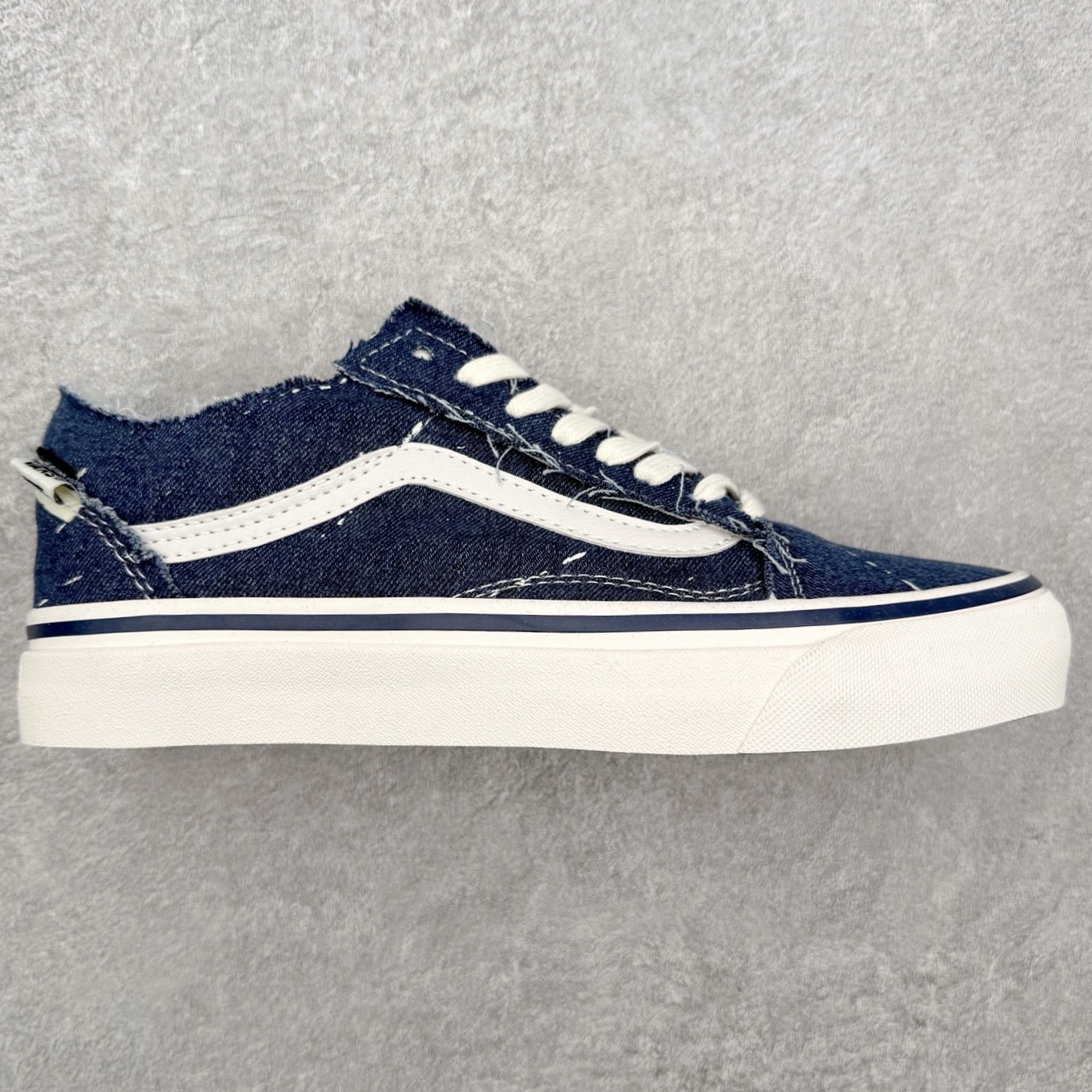 Vans x INVINCIBLE 2.0 解构撕撕乐 Vans与INVINCIBLE®再度携手推出的“Off The Rhyme”联名系列，以经典鞋款Old Skool和SK8-M为画布，将滑板磨损的痕迹转化为视觉韵律，用解构主义笔触勾勒出街头文化与音乐律动的对话。 鞋面是采用做旧粗糙丹宁布，黑色款溅满白色颜料点，牛仔蓝款透着水洗做旧感，鞋面结构在穿着过程中显露更多层次，仿佛在与路面的摩擦中不断生成新的纹理，将其视作流动的节奏线条；鞋面覆盖的不规则泼漆图案。依旧延续了一代联名毛边布的风格，鞋面可刮开DIY，内里棋盘格vans经典元素，设计巧思细节满满。 让每双鞋都因穿着习惯不同而发展出独一无二的样貌，为每一位穿着者保留了自我表达的空间。 货号：VN000XUKGTW 黑色 货号：VN000E9HGTL 蓝色 尺码：35 36 36.5 37 38 38.5 39 40 40.5 42 42 42.5 43 44-选品中心