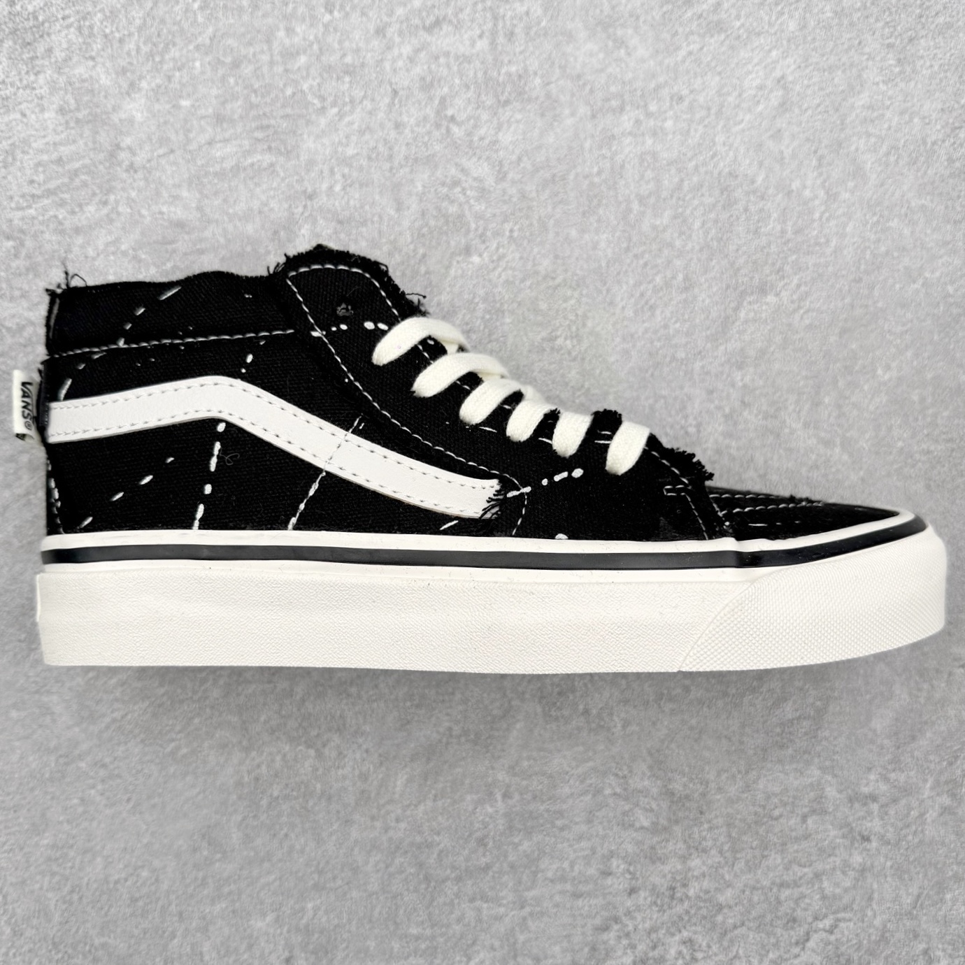 Vans x INVINCIBLE 2.0 解构撕撕乐 Vans与INVINCIBLE®再度携手推出的“Off The Rhyme”联名系列，以经典鞋款Old Skool和SK8-M为画布，将滑板磨损的痕迹转化为视觉韵律，用解构主义笔触勾勒出街头文化与音乐律动的对话。 鞋面是采用做旧粗糙丹宁布，黑色款溅满白色颜料点，牛仔蓝款透着水洗做旧感，鞋面结构在穿着过程中显露更多层次，仿佛在与路面的摩擦中不断生成新的纹理，将其视作流动的节奏线条；鞋面覆盖的不规则泼漆图案。依旧延续了一代联名毛边布的风格，鞋面可刮开DIY，内里棋盘格vans经典元素，设计巧思细节满满。 让每双鞋都因穿着习惯不同而发展出独一无二的样貌，为每一位穿着者保留了自我表达的空间。 货号：VN000XUKGTW 黑色 货号：VN000E9HGTL 蓝色 尺码：35 36 36.5 37 38 38.5 39 40 40.5 42 42 42.5 43 44-选品中心