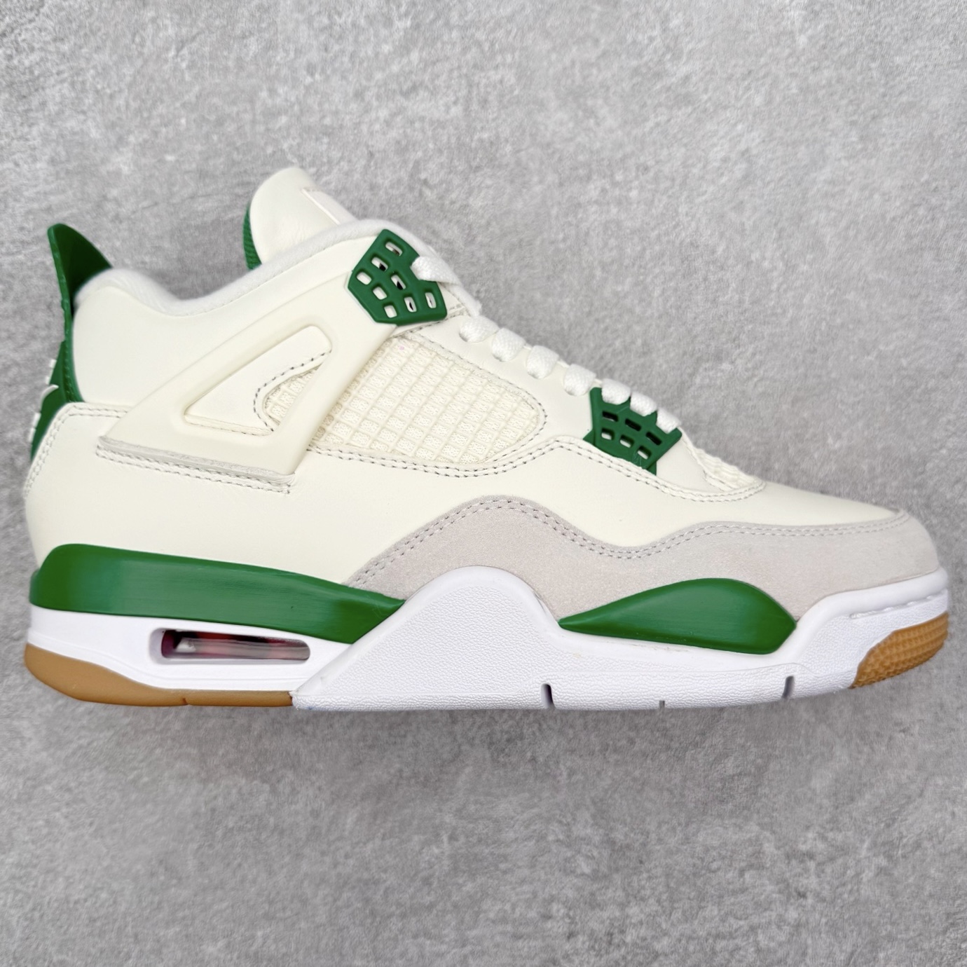 ＃莞产纯原福利 Air Jordan AJ4 Retro 系列 大厂出品 全头层加持 原鞋原楦原纸板同源开发 完美呈现乔4的版型 内侧正确双色网格 还原细节 原厂皮料 正确气垫颜色 正确网格工艺 正确拉帮工艺 全鞋原装材料制作 原档案原模具打造 支持全方位与正品对比 尺码：40 40.5 41 42 42.5 43 44 44.5 45 46 47.5-选品中心