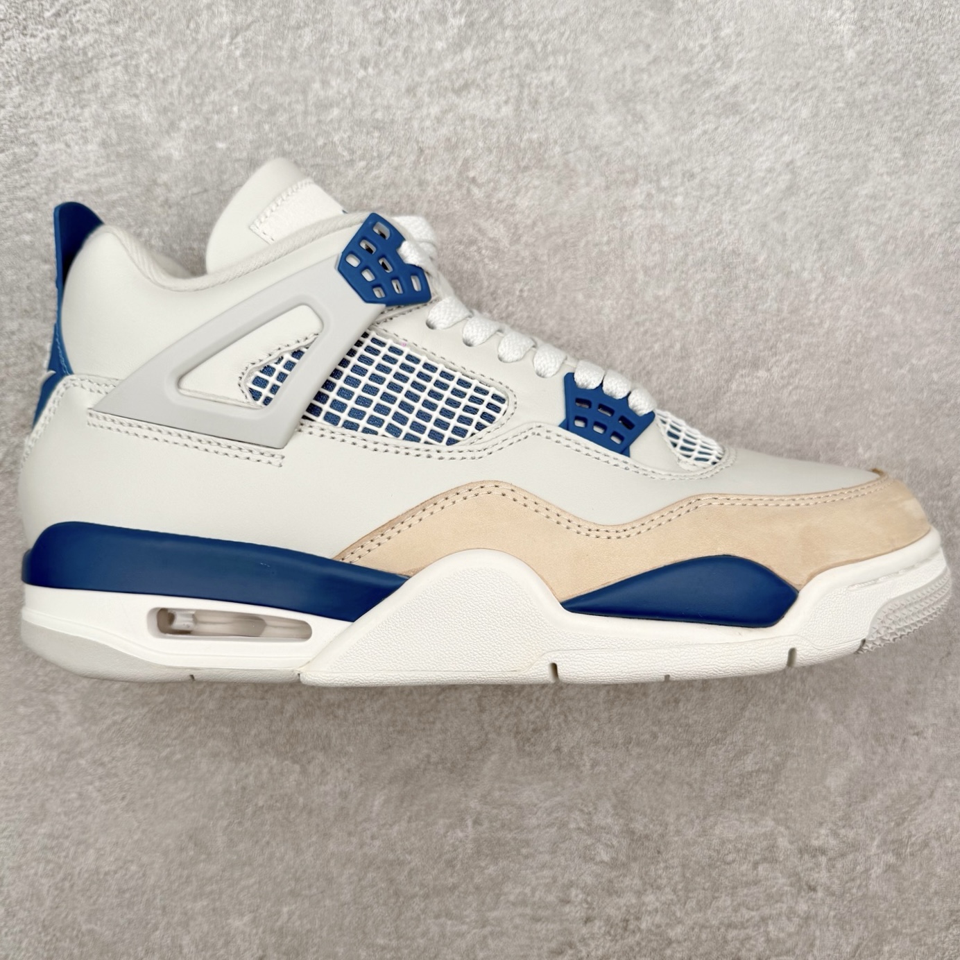 ＃莞产纯原福利 Air Jordan AJ4 Retro 系列 大厂出品 全头层加持 原鞋原楦原纸板同源开发 完美呈现乔4的版型 内侧正确双色网格 还原细节 原厂皮料 正确气垫颜色 正确网格工艺 正确拉帮工艺 全鞋原装材料制作 原档案原模具打造 支持全方位与正品对比 尺码：40 40.5 41 42 42.5 43 44 44.5 45 46 47.5-选品中心