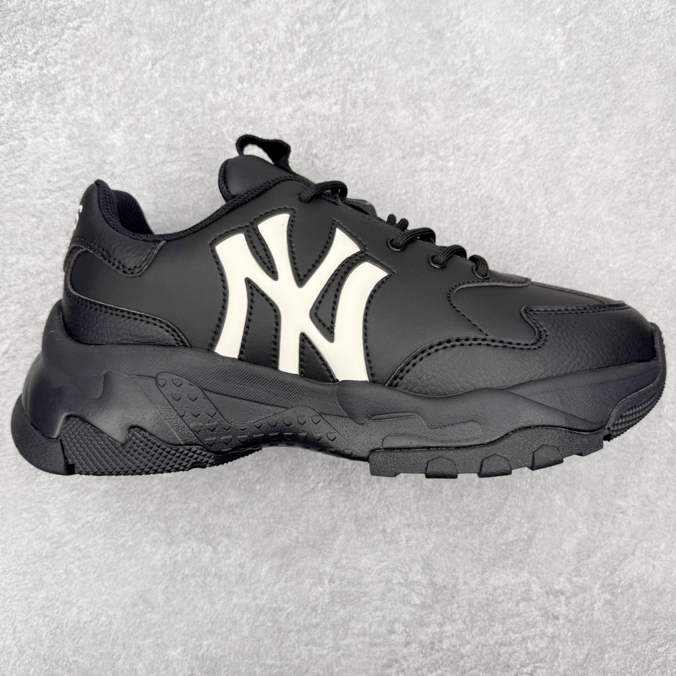 ＃纯原福利 MLB BigBall Chunky纽约洋基队增高复古风印花老爹鞋 MLB是韩国F&F旗下潮流服装品牌 拥有150年历史的经典传统 是街头文化和国际生活方式的领导者 MLB拥有包括男装、女装、童装、配饰在内的全品类服饰 提供覆盖各性别、各年龄层、From Head to Toe的穿搭装备 其产品结合了韩国的时尚造型与质感 展现了运动服饰也可以兼具时尚潮流的风格 在产品设计上 MLB不仅融合了美国职业棒球大联盟的各当家球队 更结合了棒球运动中的各个元素 复古风范自信控场 复古鞋型率先勾描独特的自我态度 在经典线条与时尚元素的精彩交织下刷新街头复古运动风潮 质感十足兼备卓越的舒适透气性能迎合夏日追求的自在脚感。尺码：36 36.5 37.5 38 38.5 39 40 40.5 41 42 42.5 43 44 44.5 45-选品中心