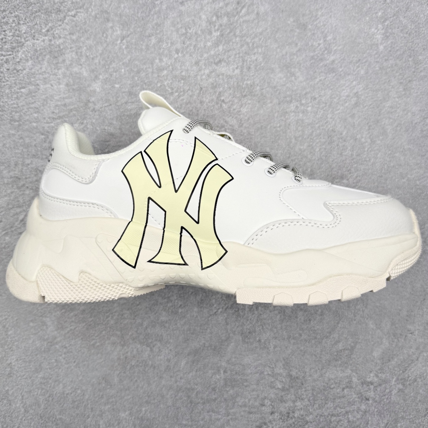 图片[10]-＃纯原福利 MLB BigBall Chunky纽约洋基队增高复古风印花老爹鞋 MLB是韩国F&F旗下潮流服装品牌 拥有150年历史的经典传统 是街头文化和国际生活方式的领导者 MLB拥有包括男装、女装、童装、配饰在内的全品类服饰 提供覆盖各性别、各年龄层、From Head to Toe的穿搭装备 其产品结合了韩国的时尚造型与质感 展现了运动服饰也可以兼具时尚潮流的风格 在产品设计上 MLB不仅融合了美国职业棒球大联盟的各当家球队 更结合了棒球运动中的各个元素 复古风范自信控场 复古鞋型率先勾描独特的自我态度 在经典线条与时尚元素的精彩交织下刷新街头复古运动风潮 质感十足兼备卓越的舒适透气性能迎合夏日追求的自在脚感。尺码：36 36.5 37.5 38 38.5 39 40 40.5 41 42 42.5 43 44 44.5 45-选品中心