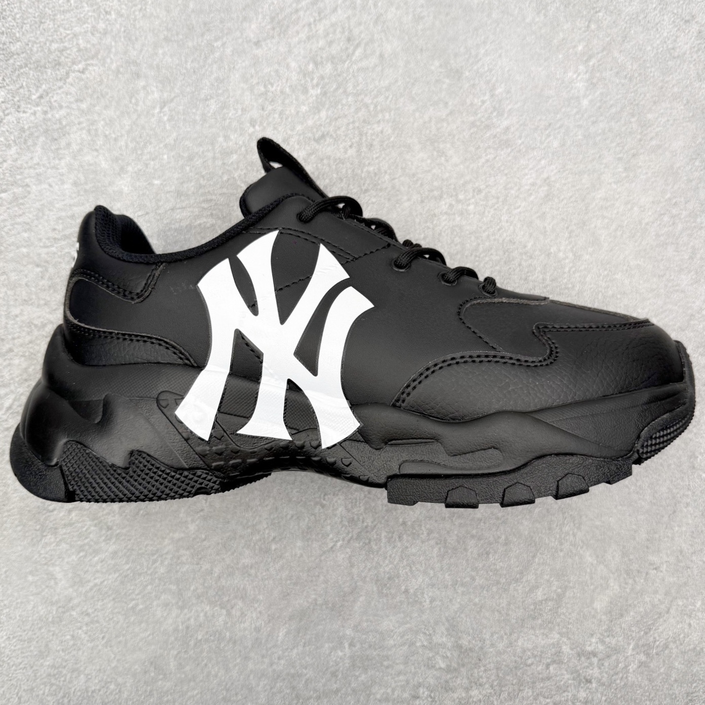 图片[2]-＃纯原福利 MLB BigBall Chunky纽约洋基队增高复古风印花老爹鞋 MLB是韩国F&F旗下潮流服装品牌 拥有150年历史的经典传统 是街头文化和国际生活方式的领导者 MLB拥有包括男装、女装、童装、配饰在内的全品类服饰 提供覆盖各性别、各年龄层、From Head to Toe的穿搭装备 其产品结合了韩国的时尚造型与质感 展现了运动服饰也可以兼具时尚潮流的风格 在产品设计上 MLB不仅融合了美国职业棒球大联盟的各当家球队 更结合了棒球运动中的各个元素 复古风范自信控场 复古鞋型率先勾描独特的自我态度 在经典线条与时尚元素的精彩交织下刷新街头复古运动风潮 质感十足兼备卓越的舒适透气性能迎合夏日追求的自在脚感。尺码：36 36.5 37.5 38 38.5 39 40 40.5 41 42 42.5 43 44 44.5 45-选品中心