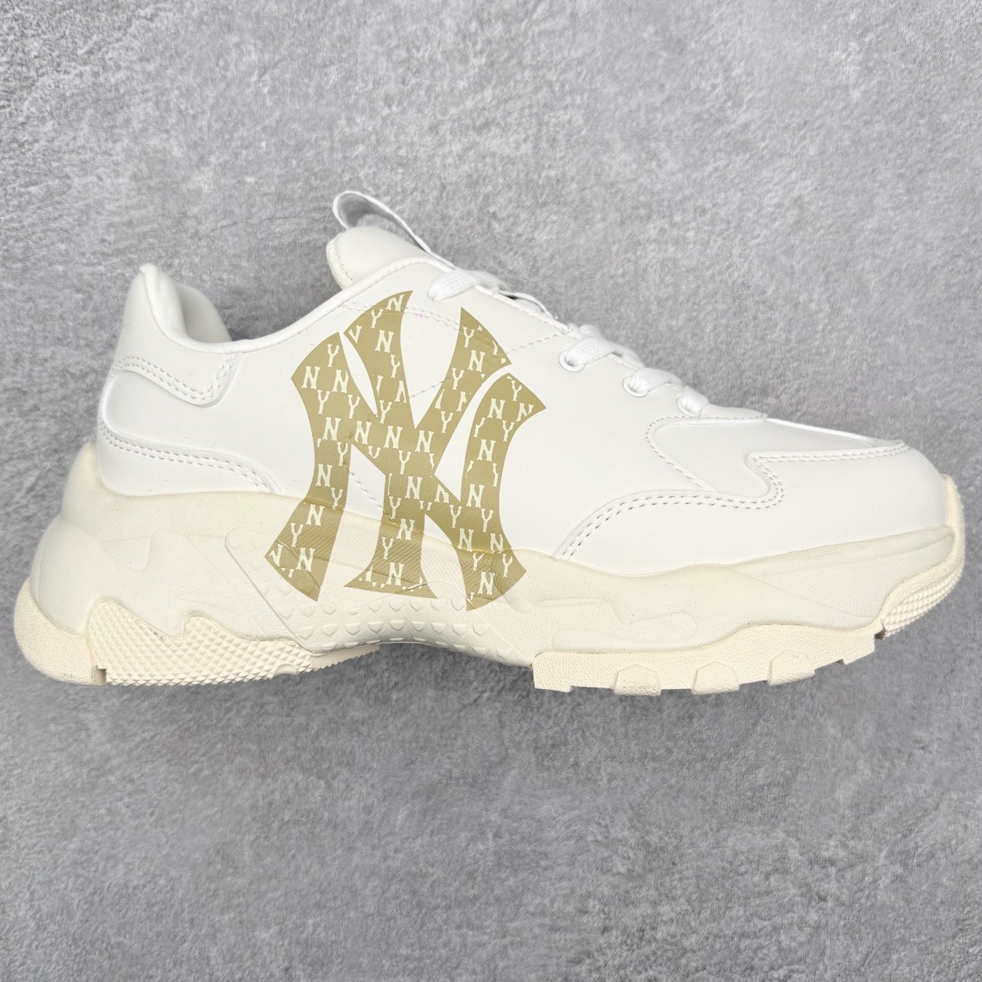 图片[9]-＃纯原福利 MLB BigBall Chunky纽约洋基队增高复古风印花老爹鞋 MLB是韩国F&F旗下潮流服装品牌 拥有150年历史的经典传统 是街头文化和国际生活方式的领导者 MLB拥有包括男装、女装、童装、配饰在内的全品类服饰 提供覆盖各性别、各年龄层、From Head to Toe的穿搭装备 其产品结合了韩国的时尚造型与质感 展现了运动服饰也可以兼具时尚潮流的风格 在产品设计上 MLB不仅融合了美国职业棒球大联盟的各当家球队 更结合了棒球运动中的各个元素 复古风范自信控场 复古鞋型率先勾描独特的自我态度 在经典线条与时尚元素的精彩交织下刷新街头复古运动风潮 质感十足兼备卓越的舒适透气性能迎合夏日追求的自在脚感。尺码：36 36.5 37.5 38 38.5 39 40 40.5 41 42 42.5 43 44 44.5 45-选品中心