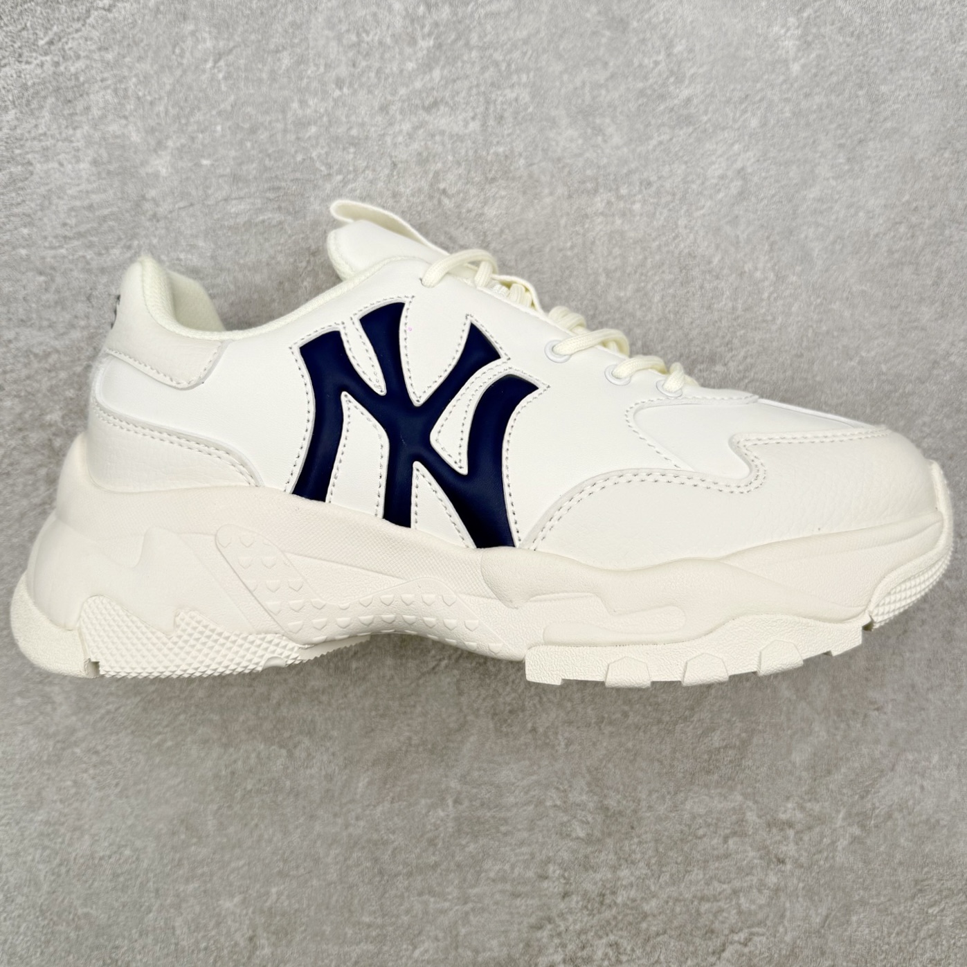 图片[8]-＃纯原福利 MLB BigBall Chunky纽约洋基队增高复古风印花老爹鞋 MLB是韩国F&F旗下潮流服装品牌 拥有150年历史的经典传统 是街头文化和国际生活方式的领导者 MLB拥有包括男装、女装、童装、配饰在内的全品类服饰 提供覆盖各性别、各年龄层、From Head to Toe的穿搭装备 其产品结合了韩国的时尚造型与质感 展现了运动服饰也可以兼具时尚潮流的风格 在产品设计上 MLB不仅融合了美国职业棒球大联盟的各当家球队 更结合了棒球运动中的各个元素 复古风范自信控场 复古鞋型率先勾描独特的自我态度 在经典线条与时尚元素的精彩交织下刷新街头复古运动风潮 质感十足兼备卓越的舒适透气性能迎合夏日追求的自在脚感。尺码：36 36.5 37.5 38 38.5 39 40 40.5 41 42 42.5 43 44 44.5 45-选品中心