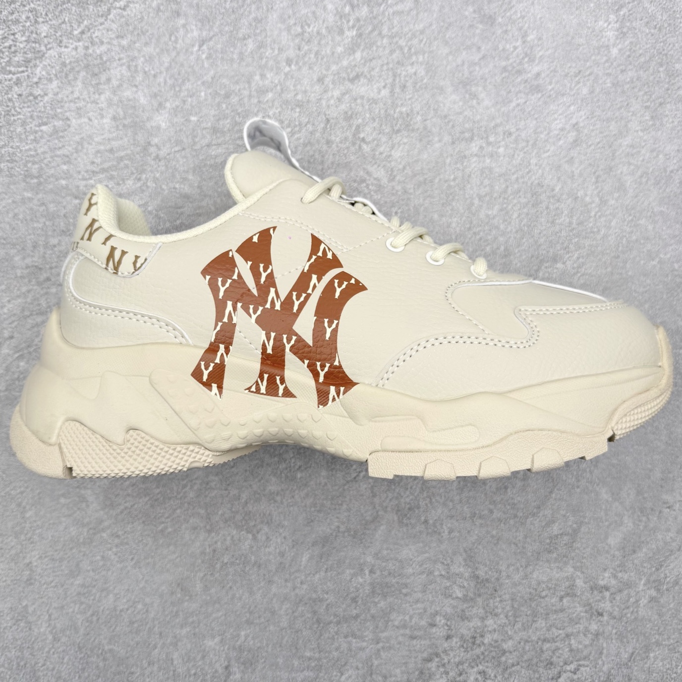 图片[7]-＃纯原福利 MLB BigBall Chunky纽约洋基队增高复古风印花老爹鞋 MLB是韩国F&F旗下潮流服装品牌 拥有150年历史的经典传统 是街头文化和国际生活方式的领导者 MLB拥有包括男装、女装、童装、配饰在内的全品类服饰 提供覆盖各性别、各年龄层、From Head to Toe的穿搭装备 其产品结合了韩国的时尚造型与质感 展现了运动服饰也可以兼具时尚潮流的风格 在产品设计上 MLB不仅融合了美国职业棒球大联盟的各当家球队 更结合了棒球运动中的各个元素 复古风范自信控场 复古鞋型率先勾描独特的自我态度 在经典线条与时尚元素的精彩交织下刷新街头复古运动风潮 质感十足兼备卓越的舒适透气性能迎合夏日追求的自在脚感。尺码：36 36.5 37.5 38 38.5 39 40 40.5 41 42 42.5 43 44 44.5 45-选品中心