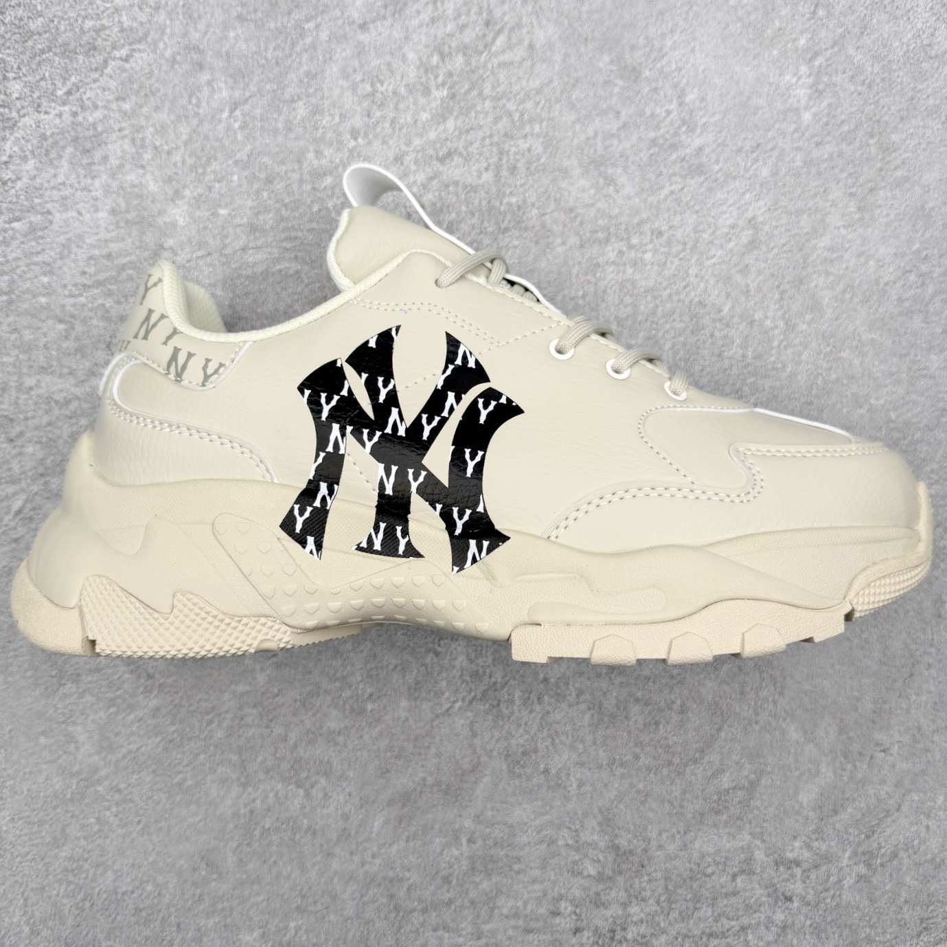 图片[6]-＃纯原福利 MLB BigBall Chunky纽约洋基队增高复古风印花老爹鞋 MLB是韩国F&F旗下潮流服装品牌 拥有150年历史的经典传统 是街头文化和国际生活方式的领导者 MLB拥有包括男装、女装、童装、配饰在内的全品类服饰 提供覆盖各性别、各年龄层、From Head to Toe的穿搭装备 其产品结合了韩国的时尚造型与质感 展现了运动服饰也可以兼具时尚潮流的风格 在产品设计上 MLB不仅融合了美国职业棒球大联盟的各当家球队 更结合了棒球运动中的各个元素 复古风范自信控场 复古鞋型率先勾描独特的自我态度 在经典线条与时尚元素的精彩交织下刷新街头复古运动风潮 质感十足兼备卓越的舒适透气性能迎合夏日追求的自在脚感。尺码：36 36.5 37.5 38 38.5 39 40 40.5 41 42 42.5 43 44 44.5 45-选品中心