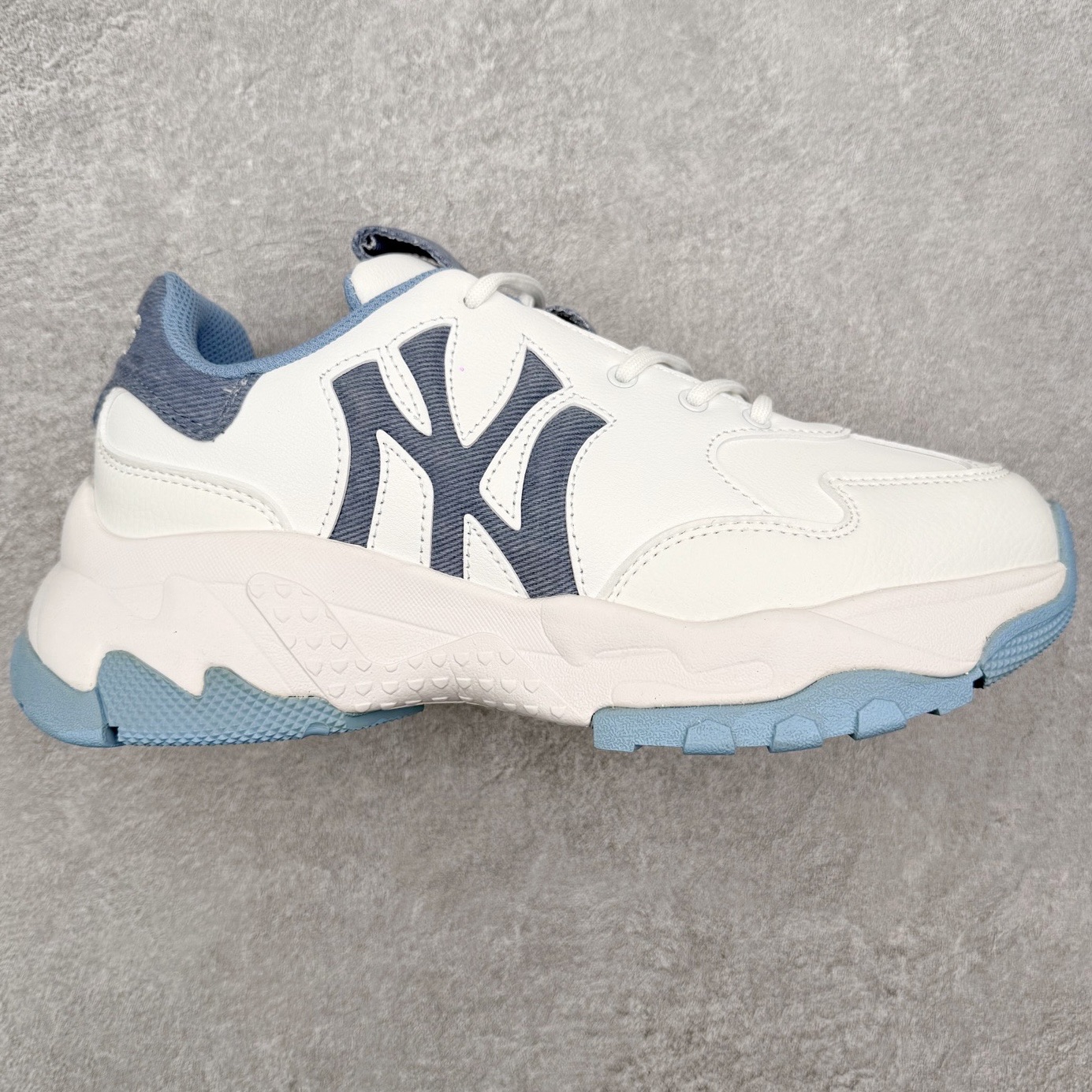 图片[5]-＃纯原福利 MLB BigBall Chunky纽约洋基队增高复古风印花老爹鞋 MLB是韩国F&F旗下潮流服装品牌 拥有150年历史的经典传统 是街头文化和国际生活方式的领导者 MLB拥有包括男装、女装、童装、配饰在内的全品类服饰 提供覆盖各性别、各年龄层、From Head to Toe的穿搭装备 其产品结合了韩国的时尚造型与质感 展现了运动服饰也可以兼具时尚潮流的风格 在产品设计上 MLB不仅融合了美国职业棒球大联盟的各当家球队 更结合了棒球运动中的各个元素 复古风范自信控场 复古鞋型率先勾描独特的自我态度 在经典线条与时尚元素的精彩交织下刷新街头复古运动风潮 质感十足兼备卓越的舒适透气性能迎合夏日追求的自在脚感。尺码：36 36.5 37.5 38 38.5 39 40 40.5 41 42 42.5 43 44 44.5 45-选品中心