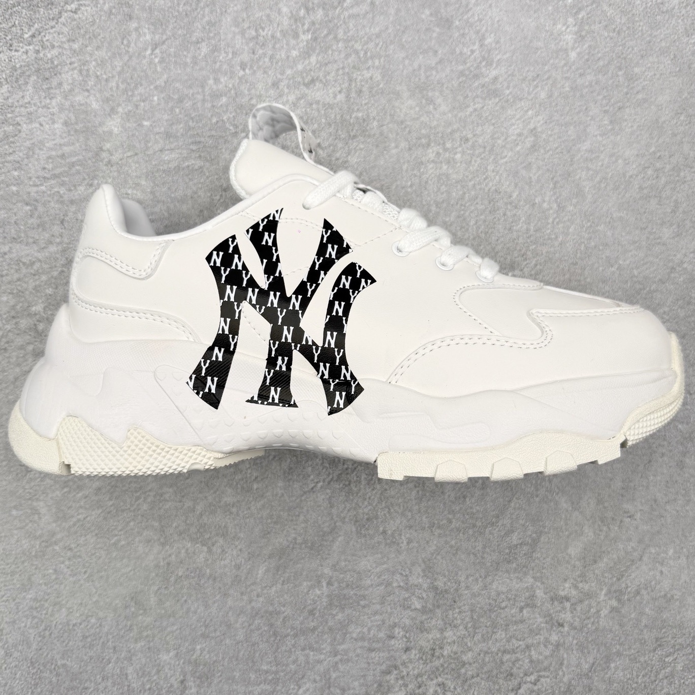 图片[4]-＃纯原福利 MLB BigBall Chunky纽约洋基队增高复古风印花老爹鞋 MLB是韩国F&F旗下潮流服装品牌 拥有150年历史的经典传统 是街头文化和国际生活方式的领导者 MLB拥有包括男装、女装、童装、配饰在内的全品类服饰 提供覆盖各性别、各年龄层、From Head to Toe的穿搭装备 其产品结合了韩国的时尚造型与质感 展现了运动服饰也可以兼具时尚潮流的风格 在产品设计上 MLB不仅融合了美国职业棒球大联盟的各当家球队 更结合了棒球运动中的各个元素 复古风范自信控场 复古鞋型率先勾描独特的自我态度 在经典线条与时尚元素的精彩交织下刷新街头复古运动风潮 质感十足兼备卓越的舒适透气性能迎合夏日追求的自在脚感。尺码：36 36.5 37.5 38 38.5 39 40 40.5 41 42 42.5 43 44 44.5 45-选品中心