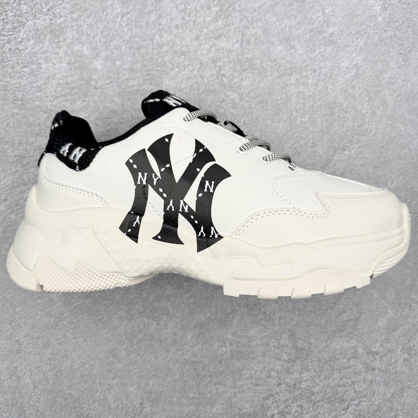 图片[3]-＃纯原福利 MLB BigBall Chunky纽约洋基队增高复古风印花老爹鞋 MLB是韩国F&F旗下潮流服装品牌 拥有150年历史的经典传统 是街头文化和国际生活方式的领导者 MLB拥有包括男装、女装、童装、配饰在内的全品类服饰 提供覆盖各性别、各年龄层、From Head to Toe的穿搭装备 其产品结合了韩国的时尚造型与质感 展现了运动服饰也可以兼具时尚潮流的风格 在产品设计上 MLB不仅融合了美国职业棒球大联盟的各当家球队 更结合了棒球运动中的各个元素 复古风范自信控场 复古鞋型率先勾描独特的自我态度 在经典线条与时尚元素的精彩交织下刷新街头复古运动风潮 质感十足兼备卓越的舒适透气性能迎合夏日追求的自在脚感。尺码：36 36.5 37.5 38 38.5 39 40 40.5 41 42 42.5 43 44 44.5 45-选品中心