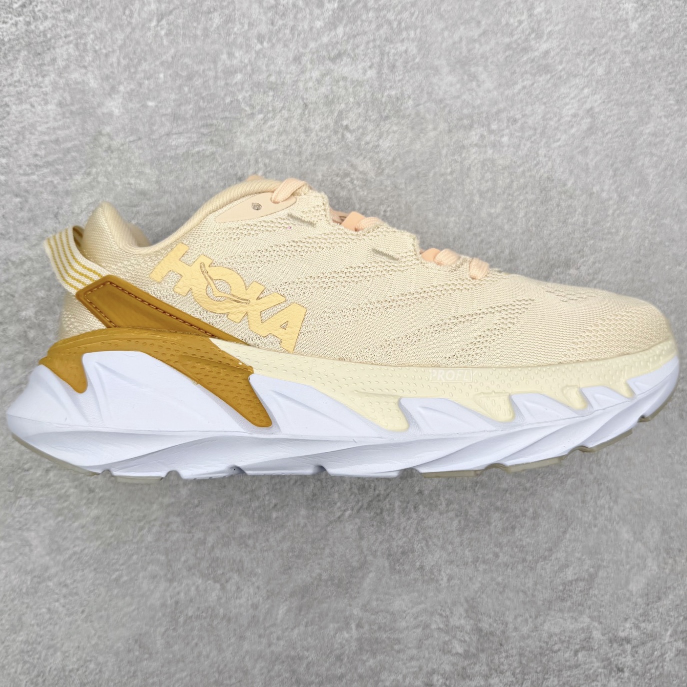 ＃纯原福利 HOKA ONE ONE Elevon 2 TS 日常轻盈反光舒适 休闲训练长跑短跑跑步鞋 男女同款 HOKA ONE ONE是来自美国的跑步鞋知名品牌，创立于2009年，始终致力于为所有跑者提供更新、更好的跑步装备。相比常规跑鞋，HOKA ONE ONE特别研发使用性能独特的几何形跑鞋中底，此种鞋底更厚、更高、回弹性也更好，除了卓越的缓冲性能，它还能为各种阶段的跑者带来更具动感、更加稳定的跑步体验。HOKAONE ONE从设计之初就清楚意识到，要保证跑者步幅的均匀一致，双脚自然而然的运动至关重要。尺码：36 36.5 37.5 38 39 40 40.5 41 42 42.5 43 44 45-选品中心