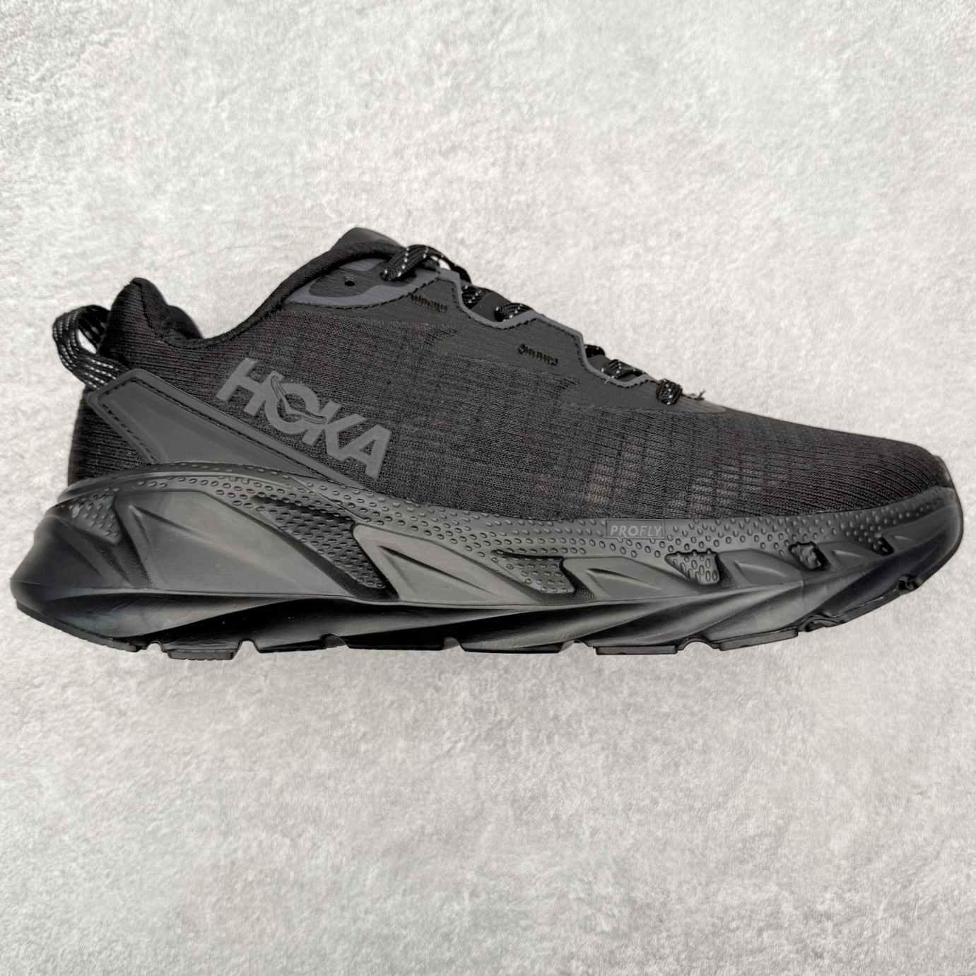 图片[2]-＃纯原福利 HOKA ONE ONE Elevon 2 TS 日常轻盈反光舒适 休闲训练长跑短跑跑步鞋 男女同款 HOKA ONE ONE是来自美国的跑步鞋知名品牌，创立于2009年，始终致力于为所有跑者提供更新、更好的跑步装备。相比常规跑鞋，HOKA ONE ONE特别研发使用性能独特的几何形跑鞋中底，此种鞋底更厚、更高、回弹性也更好，除了卓越的缓冲性能，它还能为各种阶段的跑者带来更具动感、更加稳定的跑步体验。HOKAONE ONE从设计之初就清楚意识到，要保证跑者步幅的均匀一致，双脚自然而然的运动至关重要。尺码：36 36.5 37.5 38 39 40 40.5 41 42 42.5 43 44 45-选品中心