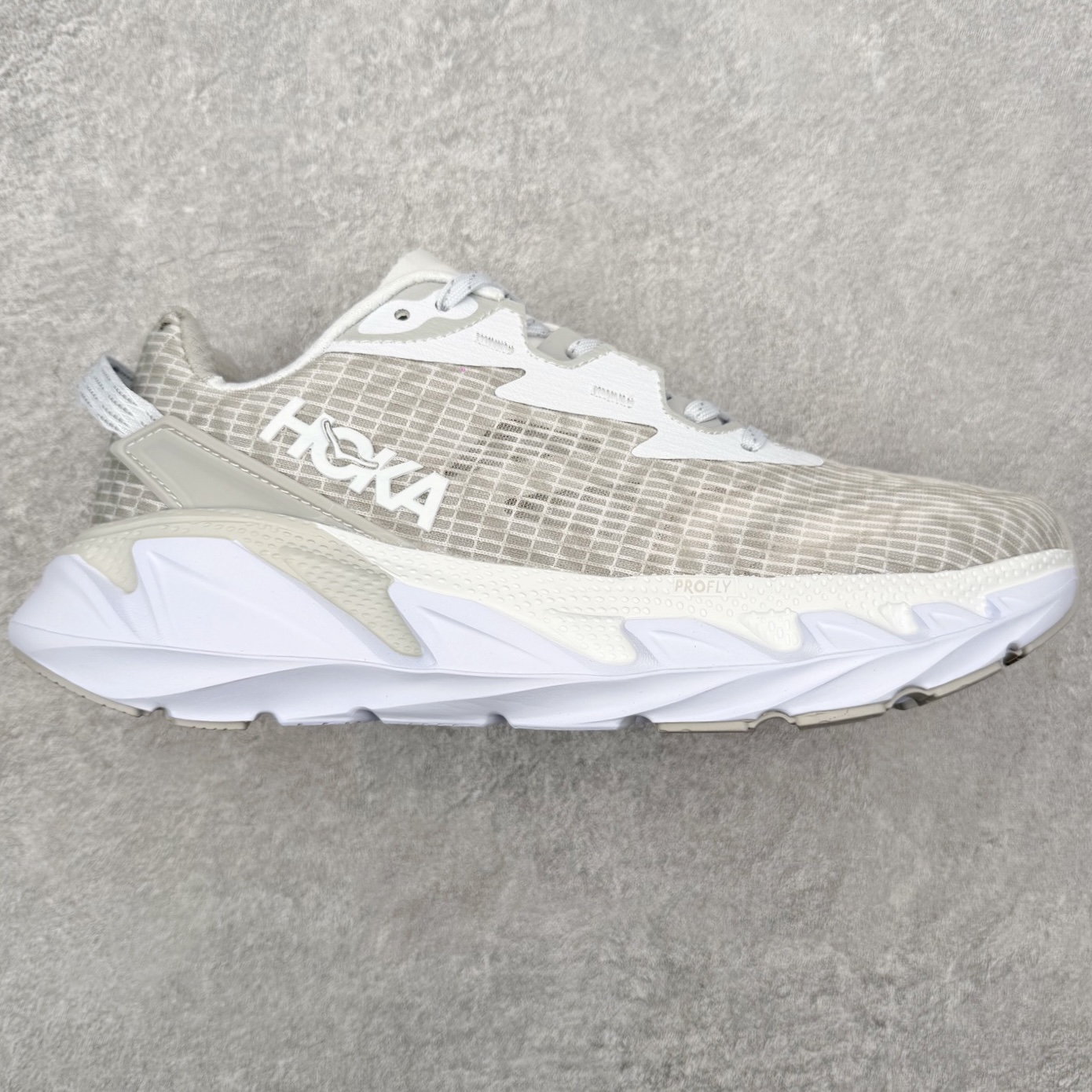 ＃纯原福利 HOKA ONE ONE Elevon 2 TS 日常轻盈反光舒适 休闲训练长跑短跑跑步鞋 男女同款 HOKA ONE ONE是来自美国的跑步鞋知名品牌，创立于2009年，始终致力于为所有跑者提供更新、更好的跑步装备。相比常规跑鞋，HOKA ONE ONE特别研发使用性能独特的几何形跑鞋中底，此种鞋底更厚、更高、回弹性也更好，除了卓越的缓冲性能，它还能为各种阶段的跑者带来更具动感、更加稳定的跑步体验。HOKAONE ONE从设计之初就清楚意识到，要保证跑者步幅的均匀一致，双脚自然而然的运动至关重要。尺码：36 36.5 37.5 38 39 40 40.5 41 42 42.5 43 44 45-选品中心