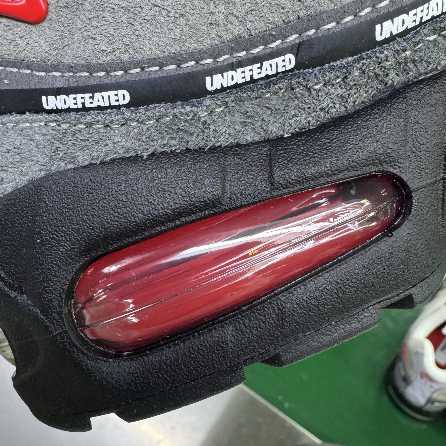 图片[12]-＃SF外贸特供 UNDEFEATED x NK Air Max 95 SP 上海限定 联名灰红 IB4523-003 亲自操刀耗时半年开发 重金购买全套印尼原厂纸板楦头开发 2025官方主推系列 致敬诞生30周年的传奇鞋型 Air Max 95 系列再度重磅复刻归来 以全新配色续写光辉历史 更以现代手法重塑经典 将复古风格与前沿科技完美融合 一比一鞋头弧度高度鞋身弧度 东莞原厂模具大底 一码一模 原厂高韧性Tpu 独家供应35.5 45.5 48.5 49.5 50.5 原厂特供同批次皮料与Zp零色差 原厂特供内外标均可过绿X扫描认证 独家原装Big Bubble气垫 气垫体积更大 提供更强的缓震性能和回弹性 进口玻璃冲刀皮料裁剪零毛边 电脑针车工艺 鞋面不留荧光细节 平台可冲 超高鞋面清洁度 最高QC检验标准 控制溢胶瑕疵 每一双都是工艺品 实拍调校N版已经零色差零失真 百分百还原实物色彩所见即所得 不存在货不对板色差等低级问题 选购参考实物拍摄 不混卖不参货 只用心做好货严格选品 承诺混一赔十 尺码：35.5 36 36.5 37.5 38 38.5 39 40 40.5 41 42 42.5 43 44 44.5 45 45.5 46 47.5 48.5 49.5 50.5-选品中心