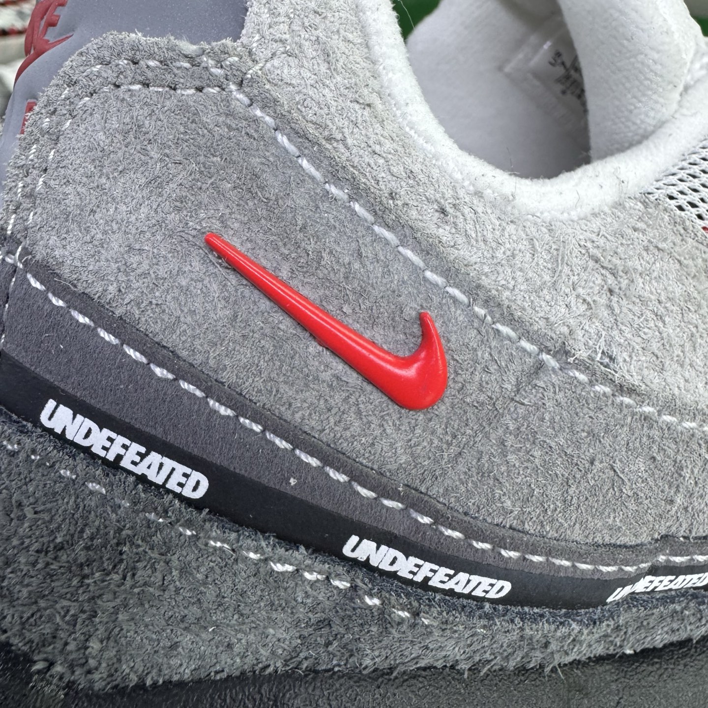 图片[13]-＃SF外贸特供 UNDEFEATED x NK Air Max 95 SP 上海限定 联名灰红 IB4523-003 亲自操刀耗时半年开发 重金购买全套印尼原厂纸板楦头开发 2025官方主推系列 致敬诞生30周年的传奇鞋型 Air Max 95 系列再度重磅复刻归来 以全新配色续写光辉历史 更以现代手法重塑经典 将复古风格与前沿科技完美融合 一比一鞋头弧度高度鞋身弧度 东莞原厂模具大底 一码一模 原厂高韧性Tpu 独家供应35.5 45.5 48.5 49.5 50.5 原厂特供同批次皮料与Zp零色差 原厂特供内外标均可过绿X扫描认证 独家原装Big Bubble气垫 气垫体积更大 提供更强的缓震性能和回弹性 进口玻璃冲刀皮料裁剪零毛边 电脑针车工艺 鞋面不留荧光细节 平台可冲 超高鞋面清洁度 最高QC检验标准 控制溢胶瑕疵 每一双都是工艺品 实拍调校N版已经零色差零失真 百分百还原实物色彩所见即所得 不存在货不对板色差等低级问题 选购参考实物拍摄 不混卖不参货 只用心做好货严格选品 承诺混一赔十 尺码：35.5 36 36.5 37.5 38 38.5 39 40 40.5 41 42 42.5 43 44 44.5 45 45.5 46 47.5 48.5 49.5 50.5-选品中心