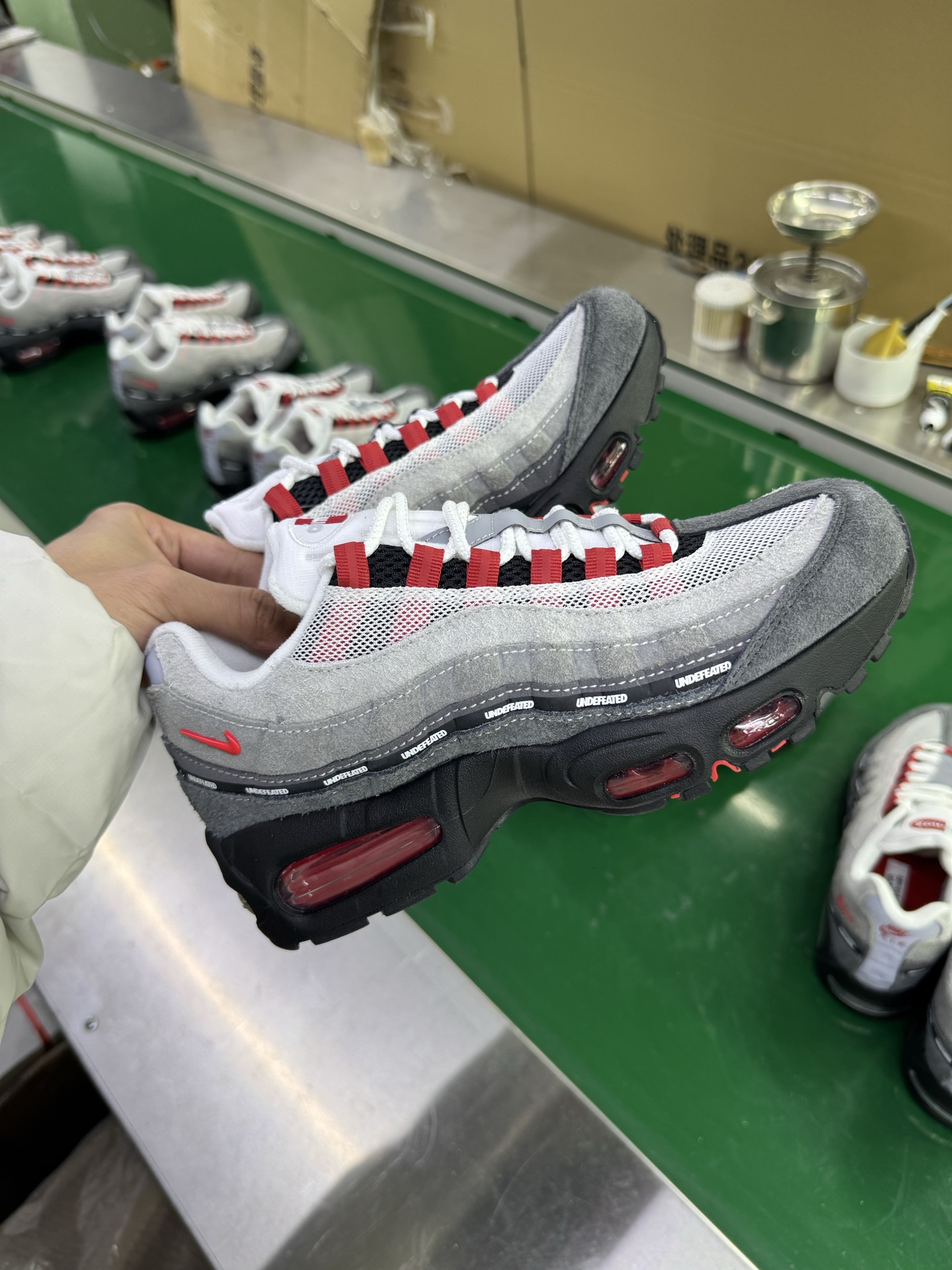 图片[3]-＃SF外贸特供 UNDEFEATED x NK Air Max 95 SP 上海限定 联名灰红 IB4523-003 亲自操刀耗时半年开发 重金购买全套印尼原厂纸板楦头开发 2025官方主推系列 致敬诞生30周年的传奇鞋型 Air Max 95 系列再度重磅复刻归来 以全新配色续写光辉历史 更以现代手法重塑经典 将复古风格与前沿科技完美融合 一比一鞋头弧度高度鞋身弧度 东莞原厂模具大底 一码一模 原厂高韧性Tpu 独家供应35.5 45.5 48.5 49.5 50.5 原厂特供同批次皮料与Zp零色差 原厂特供内外标均可过绿X扫描认证 独家原装Big Bubble气垫 气垫体积更大 提供更强的缓震性能和回弹性 进口玻璃冲刀皮料裁剪零毛边 电脑针车工艺 鞋面不留荧光细节 平台可冲 超高鞋面清洁度 最高QC检验标准 控制溢胶瑕疵 每一双都是工艺品 实拍调校N版已经零色差零失真 百分百还原实物色彩所见即所得 不存在货不对板色差等低级问题 选购参考实物拍摄 不混卖不参货 只用心做好货严格选品 承诺混一赔十 尺码：35.5 36 36.5 37.5 38 38.5 39 40 40.5 41 42 42.5 43 44 44.5 45 45.5 46 47.5 48.5 49.5 50.5-选品中心