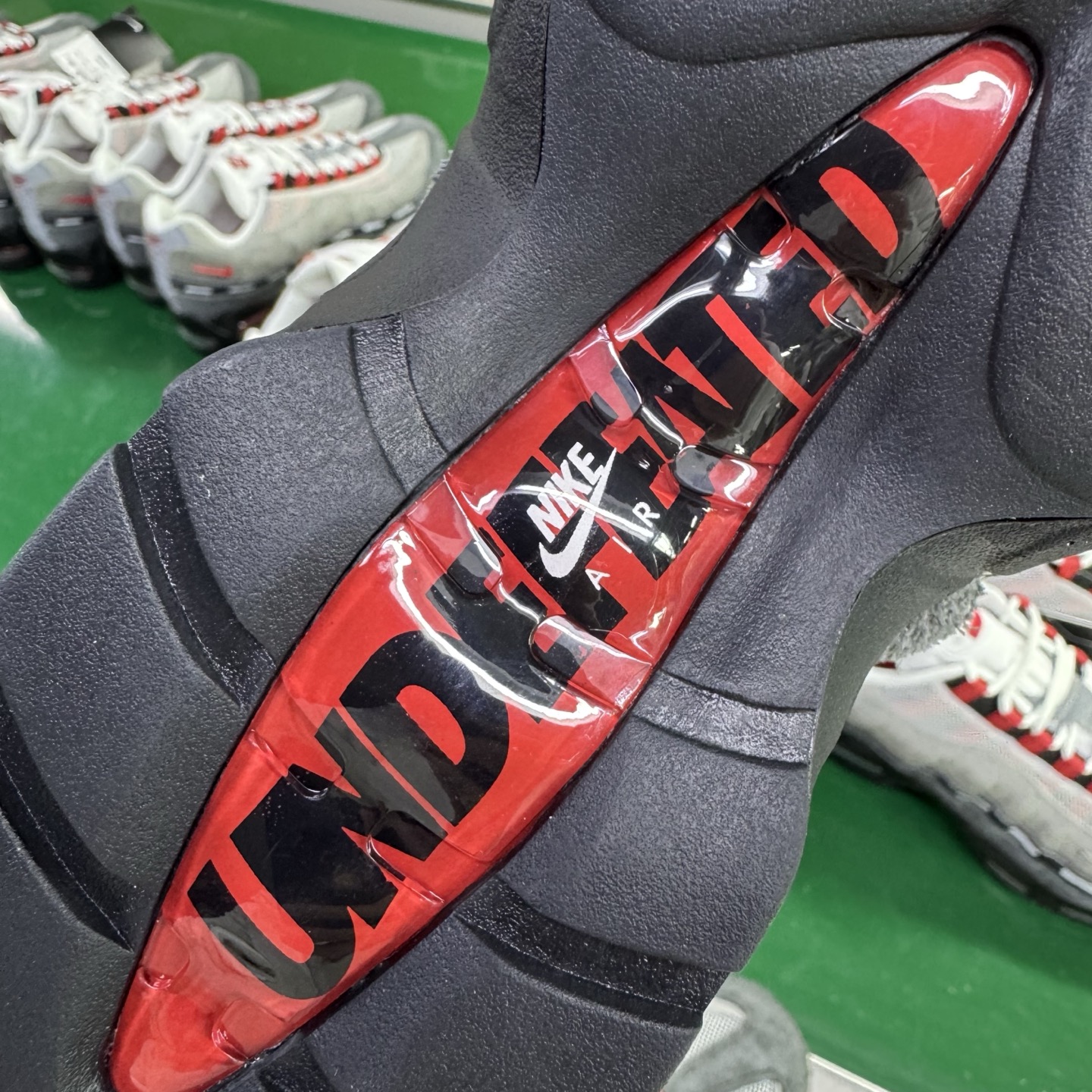 图片[17]-＃SF外贸特供 UNDEFEATED x NK Air Max 95 SP 上海限定 联名灰红 IB4523-003 亲自操刀耗时半年开发 重金购买全套印尼原厂纸板楦头开发 2025官方主推系列 致敬诞生30周年的传奇鞋型 Air Max 95 系列再度重磅复刻归来 以全新配色续写光辉历史 更以现代手法重塑经典 将复古风格与前沿科技完美融合 一比一鞋头弧度高度鞋身弧度 东莞原厂模具大底 一码一模 原厂高韧性Tpu 独家供应35.5 45.5 48.5 49.5 50.5 原厂特供同批次皮料与Zp零色差 原厂特供内外标均可过绿X扫描认证 独家原装Big Bubble气垫 气垫体积更大 提供更强的缓震性能和回弹性 进口玻璃冲刀皮料裁剪零毛边 电脑针车工艺 鞋面不留荧光细节 平台可冲 超高鞋面清洁度 最高QC检验标准 控制溢胶瑕疵 每一双都是工艺品 实拍调校N版已经零色差零失真 百分百还原实物色彩所见即所得 不存在货不对板色差等低级问题 选购参考实物拍摄 不混卖不参货 只用心做好货严格选品 承诺混一赔十 尺码：35.5 36 36.5 37.5 38 38.5 39 40 40.5 41 42 42.5 43 44 44.5 45 45.5 46 47.5 48.5 49.5 50.5-选品中心