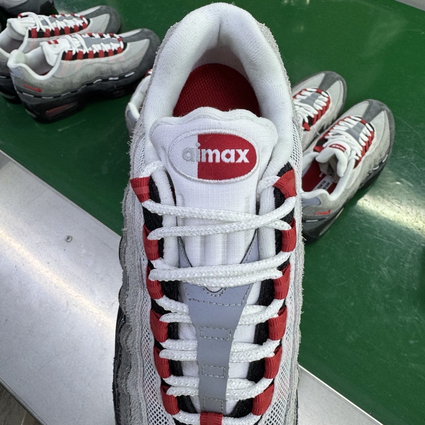 图片[8]-＃SF外贸特供 UNDEFEATED x NK Air Max 95 SP 上海限定 联名灰红 IB4523-003 亲自操刀耗时半年开发 重金购买全套印尼原厂纸板楦头开发 2025官方主推系列 致敬诞生30周年的传奇鞋型 Air Max 95 系列再度重磅复刻归来 以全新配色续写光辉历史 更以现代手法重塑经典 将复古风格与前沿科技完美融合 一比一鞋头弧度高度鞋身弧度 东莞原厂模具大底 一码一模 原厂高韧性Tpu 独家供应35.5 45.5 48.5 49.5 50.5 原厂特供同批次皮料与Zp零色差 原厂特供内外标均可过绿X扫描认证 独家原装Big Bubble气垫 气垫体积更大 提供更强的缓震性能和回弹性 进口玻璃冲刀皮料裁剪零毛边 电脑针车工艺 鞋面不留荧光细节 平台可冲 超高鞋面清洁度 最高QC检验标准 控制溢胶瑕疵 每一双都是工艺品 实拍调校N版已经零色差零失真 百分百还原实物色彩所见即所得 不存在货不对板色差等低级问题 选购参考实物拍摄 不混卖不参货 只用心做好货严格选品 承诺混一赔十 尺码：35.5 36 36.5 37.5 38 38.5 39 40 40.5 41 42 42.5 43 44 44.5 45 45.5 46 47.5 48.5 49.5 50.5-选品中心