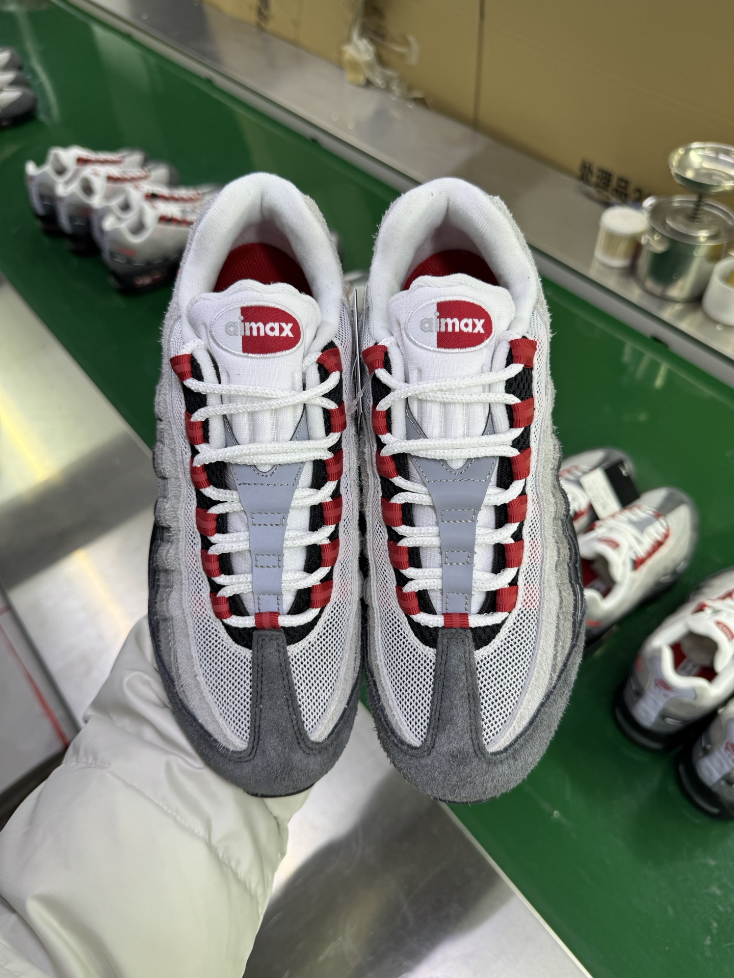 图片[2]-＃SF外贸特供 UNDEFEATED x NK Air Max 95 SP 上海限定 联名灰红 IB4523-003 亲自操刀耗时半年开发 重金购买全套印尼原厂纸板楦头开发 2025官方主推系列 致敬诞生30周年的传奇鞋型 Air Max 95 系列再度重磅复刻归来 以全新配色续写光辉历史 更以现代手法重塑经典 将复古风格与前沿科技完美融合 一比一鞋头弧度高度鞋身弧度 东莞原厂模具大底 一码一模 原厂高韧性Tpu 独家供应35.5 45.5 48.5 49.5 50.5 原厂特供同批次皮料与Zp零色差 原厂特供内外标均可过绿X扫描认证 独家原装Big Bubble气垫 气垫体积更大 提供更强的缓震性能和回弹性 进口玻璃冲刀皮料裁剪零毛边 电脑针车工艺 鞋面不留荧光细节 平台可冲 超高鞋面清洁度 最高QC检验标准 控制溢胶瑕疵 每一双都是工艺品 实拍调校N版已经零色差零失真 百分百还原实物色彩所见即所得 不存在货不对板色差等低级问题 选购参考实物拍摄 不混卖不参货 只用心做好货严格选品 承诺混一赔十 尺码：35.5 36 36.5 37.5 38 38.5 39 40 40.5 41 42 42.5 43 44 44.5 45 45.5 46 47.5 48.5 49.5 50.5-选品中心