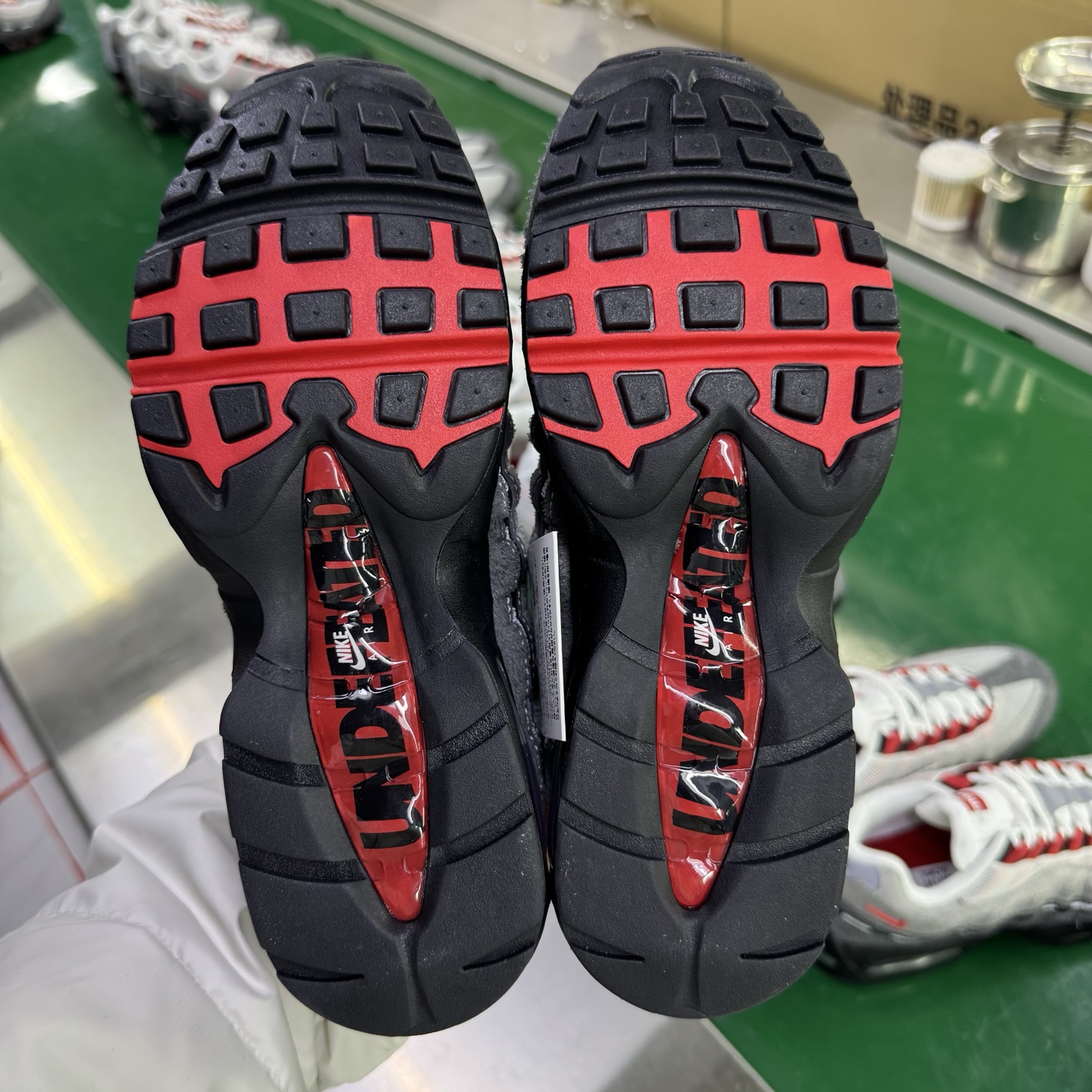 图片[6]-＃SF外贸特供 UNDEFEATED x NK Air Max 95 SP 上海限定 联名灰红 IB4523-003 亲自操刀耗时半年开发 重金购买全套印尼原厂纸板楦头开发 2025官方主推系列 致敬诞生30周年的传奇鞋型 Air Max 95 系列再度重磅复刻归来 以全新配色续写光辉历史 更以现代手法重塑经典 将复古风格与前沿科技完美融合 一比一鞋头弧度高度鞋身弧度 东莞原厂模具大底 一码一模 原厂高韧性Tpu 独家供应35.5 45.5 48.5 49.5 50.5 原厂特供同批次皮料与Zp零色差 原厂特供内外标均可过绿X扫描认证 独家原装Big Bubble气垫 气垫体积更大 提供更强的缓震性能和回弹性 进口玻璃冲刀皮料裁剪零毛边 电脑针车工艺 鞋面不留荧光细节 平台可冲 超高鞋面清洁度 最高QC检验标准 控制溢胶瑕疵 每一双都是工艺品 实拍调校N版已经零色差零失真 百分百还原实物色彩所见即所得 不存在货不对板色差等低级问题 选购参考实物拍摄 不混卖不参货 只用心做好货严格选品 承诺混一赔十 尺码：35.5 36 36.5 37.5 38 38.5 39 40 40.5 41 42 42.5 43 44 44.5 45 45.5 46 47.5 48.5 49.5 50.5-选品中心