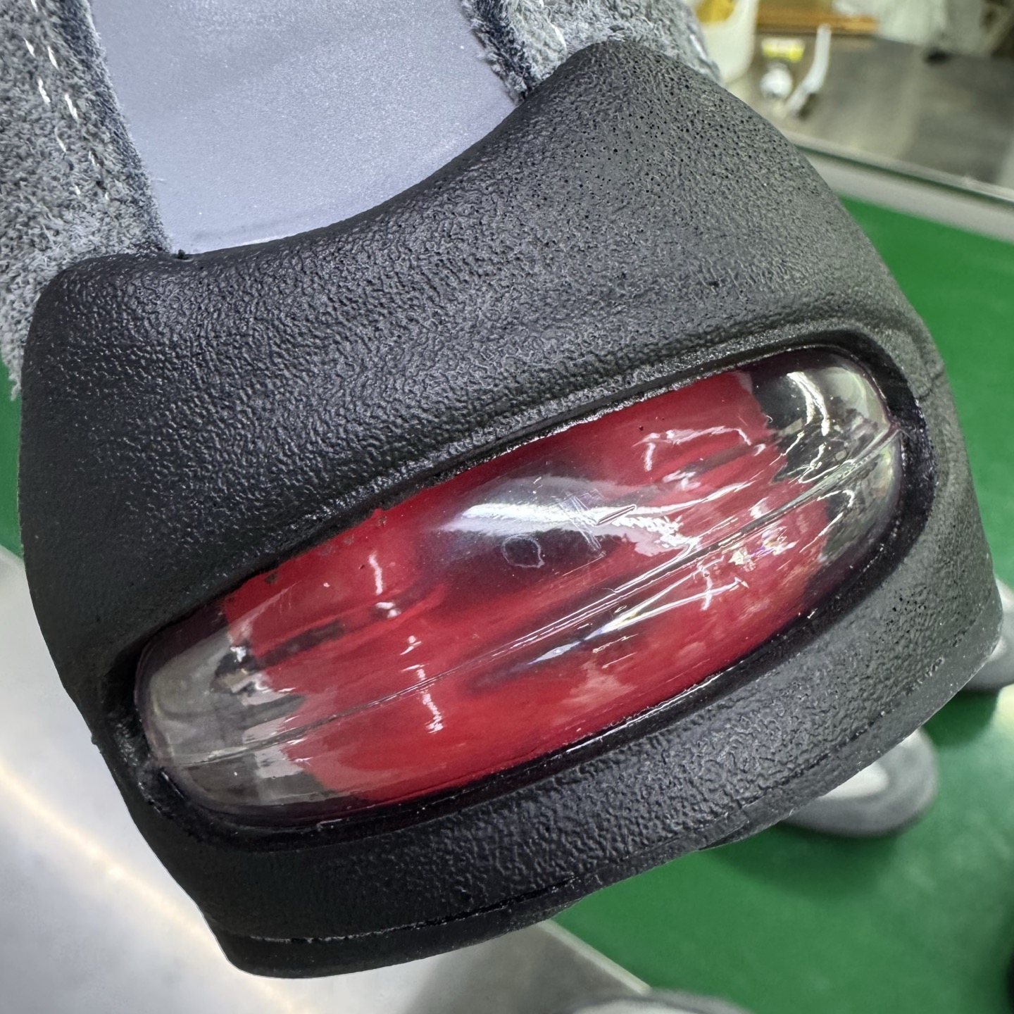 图片[15]-＃SF外贸特供 UNDEFEATED x NK Air Max 95 SP 上海限定 联名灰红 IB4523-003 亲自操刀耗时半年开发 重金购买全套印尼原厂纸板楦头开发 2025官方主推系列 致敬诞生30周年的传奇鞋型 Air Max 95 系列再度重磅复刻归来 以全新配色续写光辉历史 更以现代手法重塑经典 将复古风格与前沿科技完美融合 一比一鞋头弧度高度鞋身弧度 东莞原厂模具大底 一码一模 原厂高韧性Tpu 独家供应35.5 45.5 48.5 49.5 50.5 原厂特供同批次皮料与Zp零色差 原厂特供内外标均可过绿X扫描认证 独家原装Big Bubble气垫 气垫体积更大 提供更强的缓震性能和回弹性 进口玻璃冲刀皮料裁剪零毛边 电脑针车工艺 鞋面不留荧光细节 平台可冲 超高鞋面清洁度 最高QC检验标准 控制溢胶瑕疵 每一双都是工艺品 实拍调校N版已经零色差零失真 百分百还原实物色彩所见即所得 不存在货不对板色差等低级问题 选购参考实物拍摄 不混卖不参货 只用心做好货严格选品 承诺混一赔十 尺码：35.5 36 36.5 37.5 38 38.5 39 40 40.5 41 42 42.5 43 44 44.5 45 45.5 46 47.5 48.5 49.5 50.5-选品中心