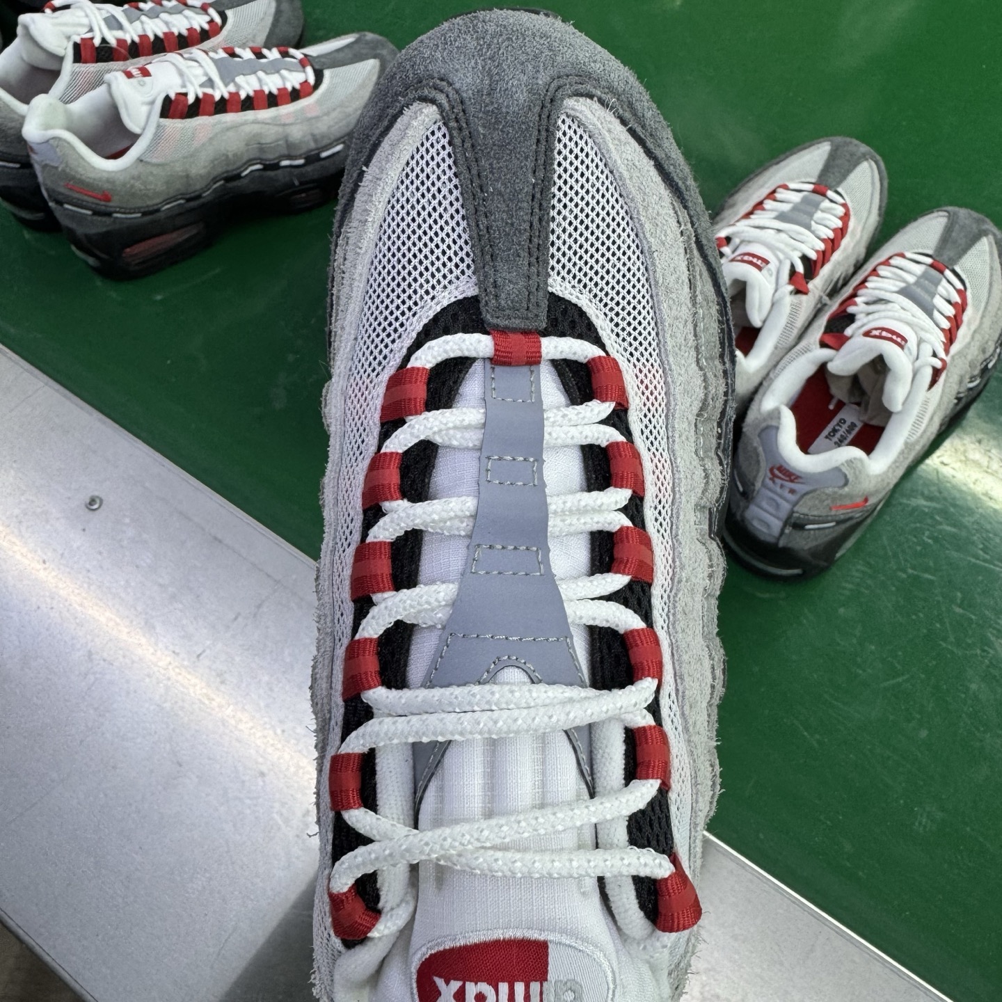 图片[7]-＃SF外贸特供 UNDEFEATED x NK Air Max 95 SP 上海限定 联名灰红 IB4523-003 亲自操刀耗时半年开发 重金购买全套印尼原厂纸板楦头开发 2025官方主推系列 致敬诞生30周年的传奇鞋型 Air Max 95 系列再度重磅复刻归来 以全新配色续写光辉历史 更以现代手法重塑经典 将复古风格与前沿科技完美融合 一比一鞋头弧度高度鞋身弧度 东莞原厂模具大底 一码一模 原厂高韧性Tpu 独家供应35.5 45.5 48.5 49.5 50.5 原厂特供同批次皮料与Zp零色差 原厂特供内外标均可过绿X扫描认证 独家原装Big Bubble气垫 气垫体积更大 提供更强的缓震性能和回弹性 进口玻璃冲刀皮料裁剪零毛边 电脑针车工艺 鞋面不留荧光细节 平台可冲 超高鞋面清洁度 最高QC检验标准 控制溢胶瑕疵 每一双都是工艺品 实拍调校N版已经零色差零失真 百分百还原实物色彩所见即所得 不存在货不对板色差等低级问题 选购参考实物拍摄 不混卖不参货 只用心做好货严格选品 承诺混一赔十 尺码：35.5 36 36.5 37.5 38 38.5 39 40 40.5 41 42 42.5 43 44 44.5 45 45.5 46 47.5 48.5 49.5 50.5-选品中心