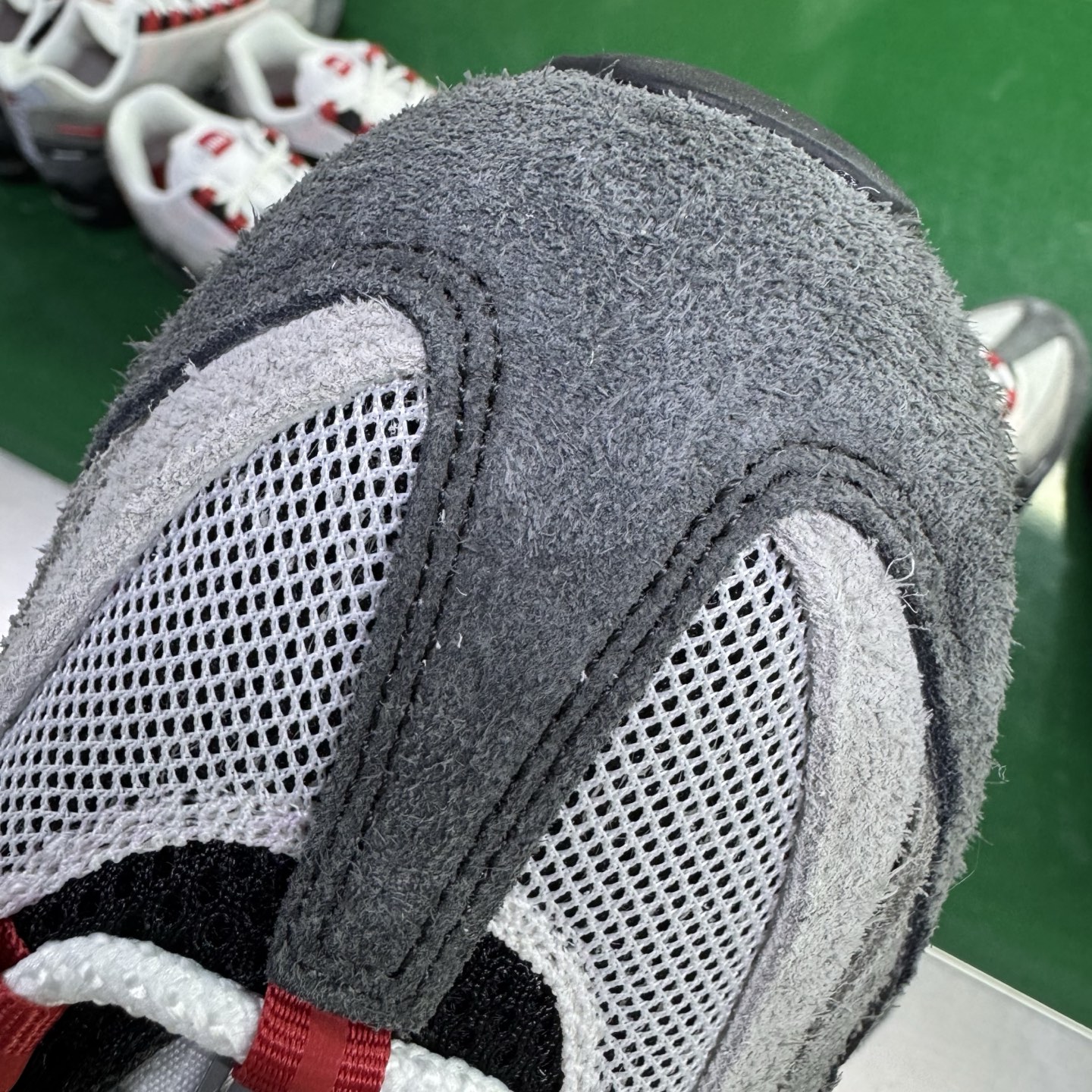 图片[10]-＃SF外贸特供 UNDEFEATED x NK Air Max 95 SP 上海限定 联名灰红 IB4523-003 亲自操刀耗时半年开发 重金购买全套印尼原厂纸板楦头开发 2025官方主推系列 致敬诞生30周年的传奇鞋型 Air Max 95 系列再度重磅复刻归来 以全新配色续写光辉历史 更以现代手法重塑经典 将复古风格与前沿科技完美融合 一比一鞋头弧度高度鞋身弧度 东莞原厂模具大底 一码一模 原厂高韧性Tpu 独家供应35.5 45.5 48.5 49.5 50.5 原厂特供同批次皮料与Zp零色差 原厂特供内外标均可过绿X扫描认证 独家原装Big Bubble气垫 气垫体积更大 提供更强的缓震性能和回弹性 进口玻璃冲刀皮料裁剪零毛边 电脑针车工艺 鞋面不留荧光细节 平台可冲 超高鞋面清洁度 最高QC检验标准 控制溢胶瑕疵 每一双都是工艺品 实拍调校N版已经零色差零失真 百分百还原实物色彩所见即所得 不存在货不对板色差等低级问题 选购参考实物拍摄 不混卖不参货 只用心做好货严格选品 承诺混一赔十 尺码：35.5 36 36.5 37.5 38 38.5 39 40 40.5 41 42 42.5 43 44 44.5 45 45.5 46 47.5 48.5 49.5 50.5-选品中心