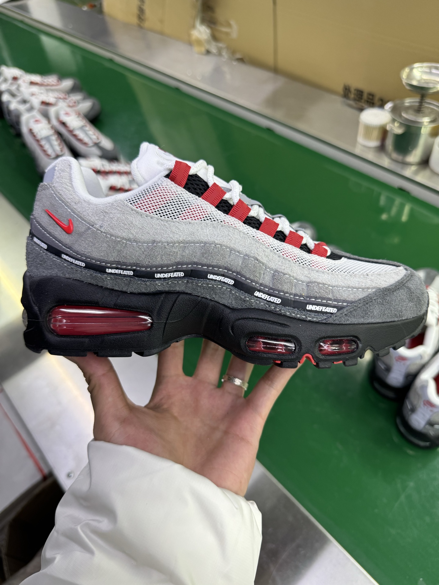 ＃SF外贸特供 UNDEFEATED x NK Air Max 95 SP 上海限定 联名灰红 IB4523-003 亲自操刀耗时半年开发 重金购买全套印尼原厂纸板楦头开发 2025官方主推系列 致敬诞生30周年的传奇鞋型 Air Max 95 系列再度重磅复刻归来 以全新配色续写光辉历史 更以现代手法重塑经典 将复古风格与前沿科技完美融合 一比一鞋头弧度高度鞋身弧度 东莞原厂模具大底 一码一模 原厂高韧性Tpu 独家供应35.5 45.5 48.5 49.5 50.5 原厂特供同批次皮料与Zp零色差 原厂特供内外标均可过绿X扫描认证 独家原装Big Bubble气垫 气垫体积更大 提供更强的缓震性能和回弹性 进口玻璃冲刀皮料裁剪零毛边 电脑针车工艺 鞋面不留荧光细节 平台可冲 超高鞋面清洁度 最高QC检验标准 控制溢胶瑕疵 每一双都是工艺品 实拍调校N版已经零色差零失真 百分百还原实物色彩所见即所得 不存在货不对板色差等低级问题 选购参考实物拍摄 不混卖不参货 只用心做好货严格选品 承诺混一赔十 尺码：35.5 36 36.5 37.5 38 38.5 39 40 40.5 41 42 42.5 43 44 44.5 45 45.5 46 47.5 48.5 49.5 50.5-选品中心